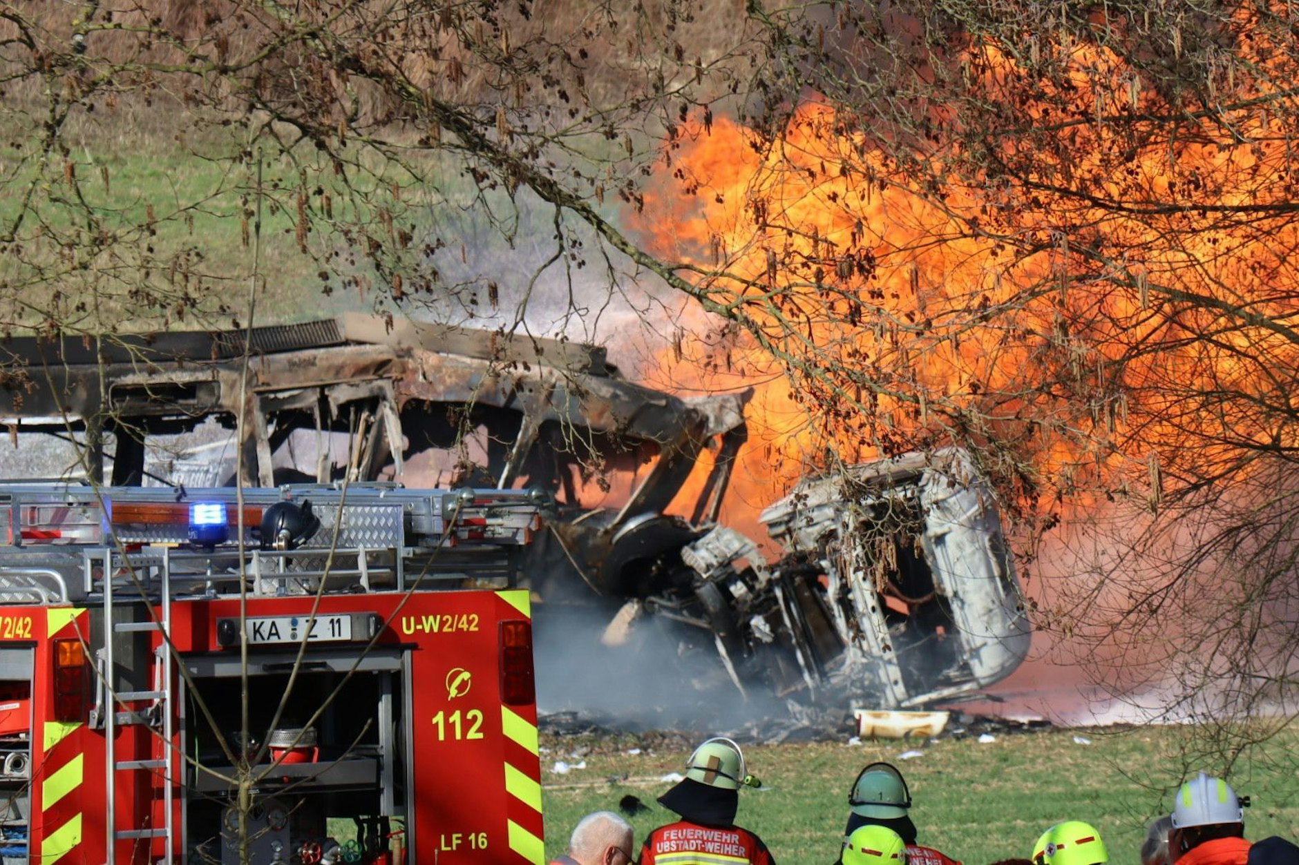 Flammen lodern nach einem Zusammenstoß zwischen einem Tanklaster und einer Straßenbahn.
