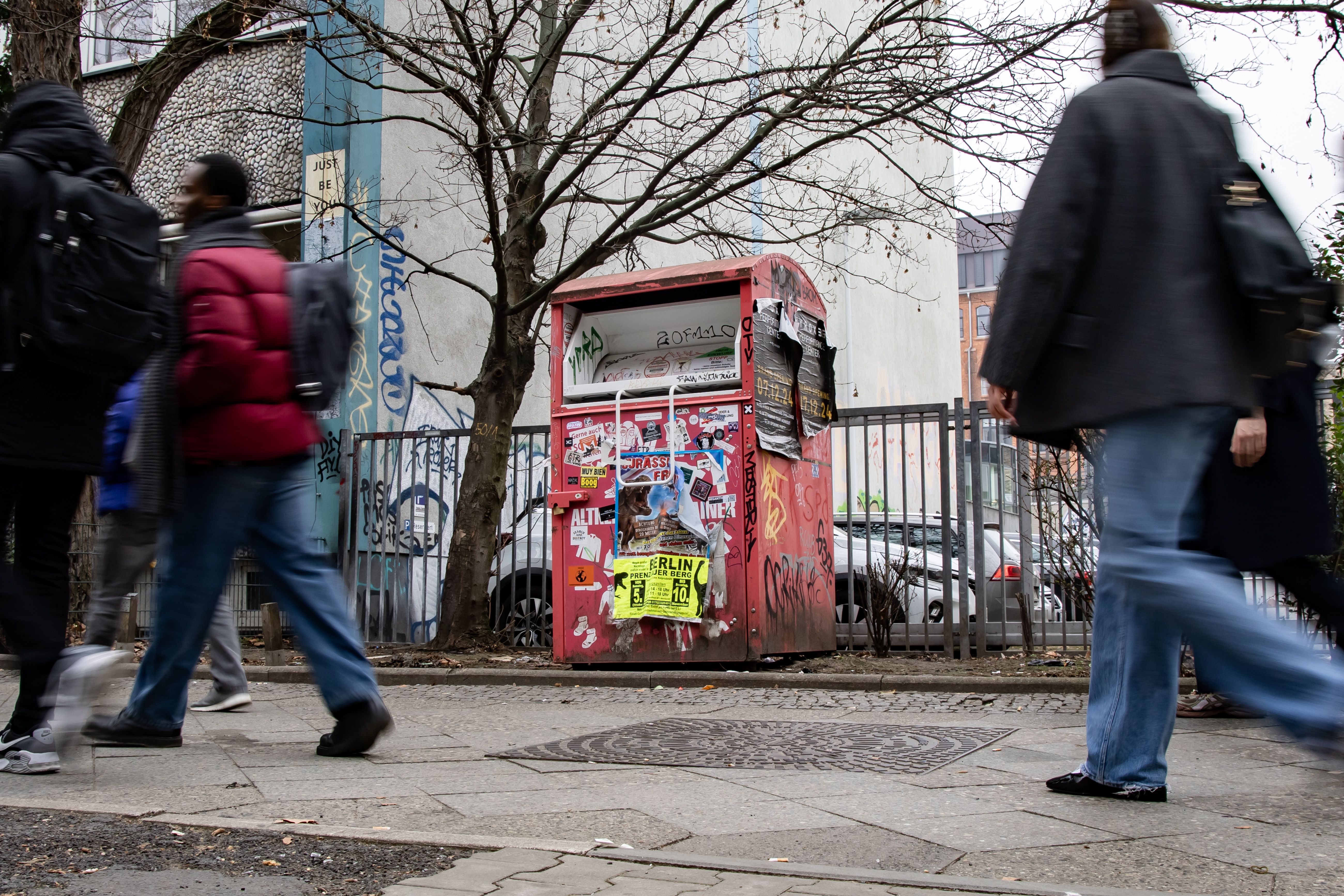 „Wir sammeln nicht den Schrott der Stadt“: Sind Berliner zu blöd für Altkleidercontainer?