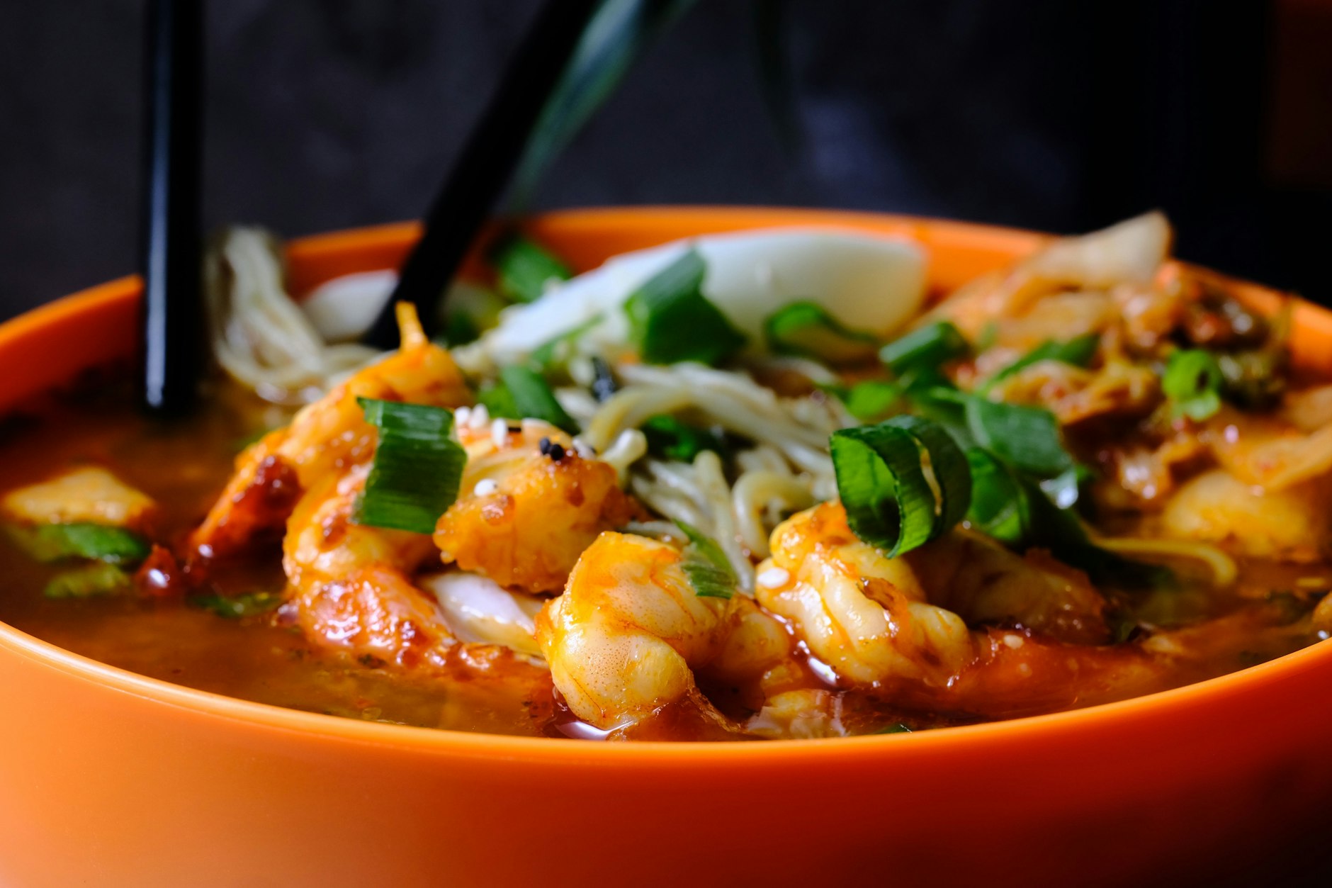 Ganz im Sinne der Tütensuppen sind auch diese Kokos-Curry-Ramen ein super One-Pot-Gericht.