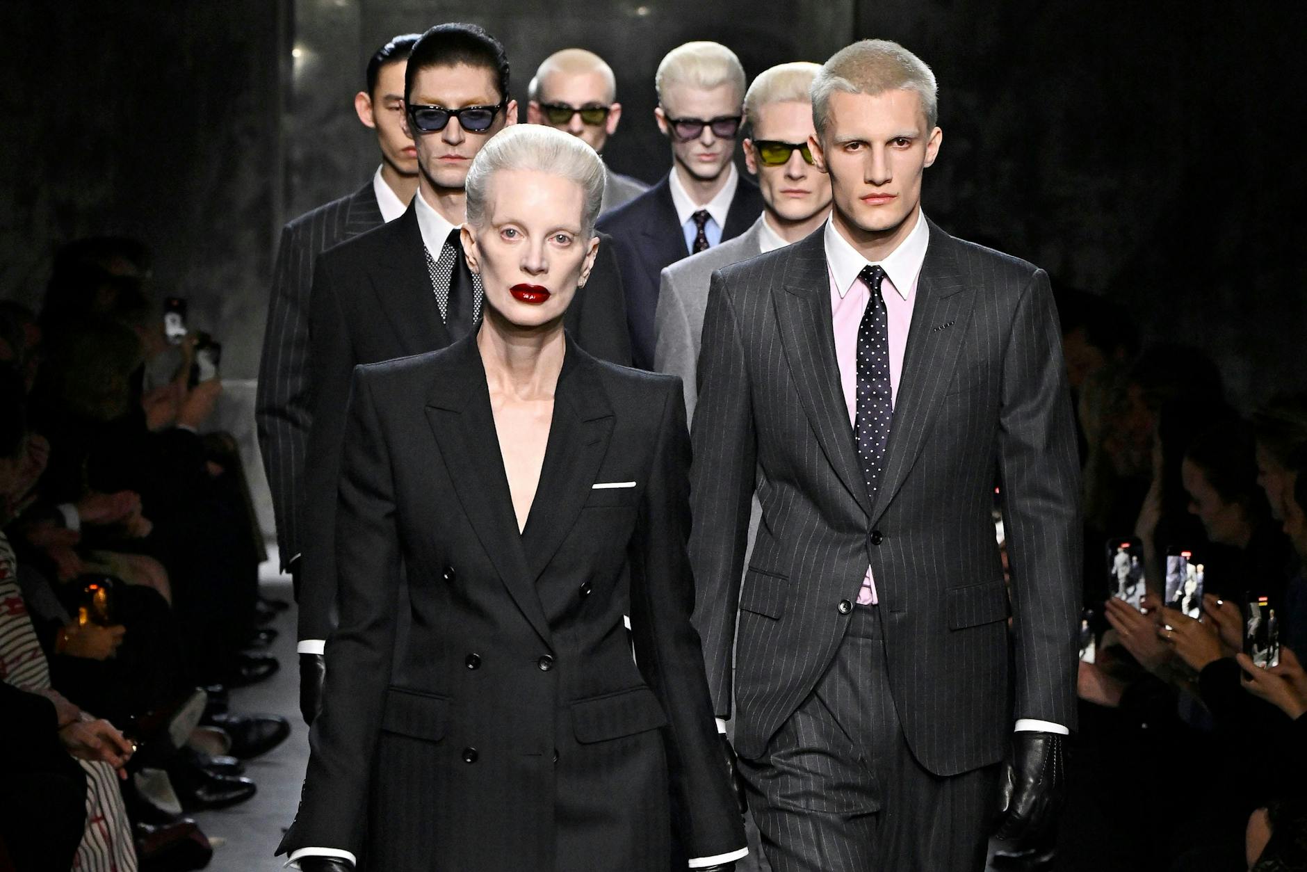 Yuppie-Chic à la 80er bei Tom Ford: Schulterpolster und gepunktete Krawatten