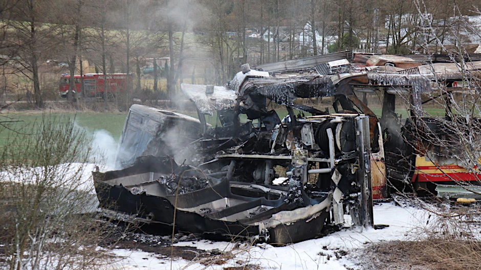 Ein Bild der Zerstörung bietet sich nach einem Zusammenstoß zwischen einem Tanklaster und einer Stadtbahn.