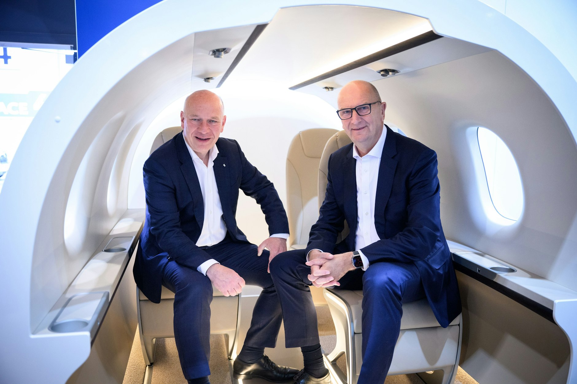 Freunde des Sondervermögens: Berlins Regierungschef Kai Wegner und sein Brandenburger Amtskollege Dietmar Woidke auf der Internationalen Luft- und Raumfahrtausstellung.