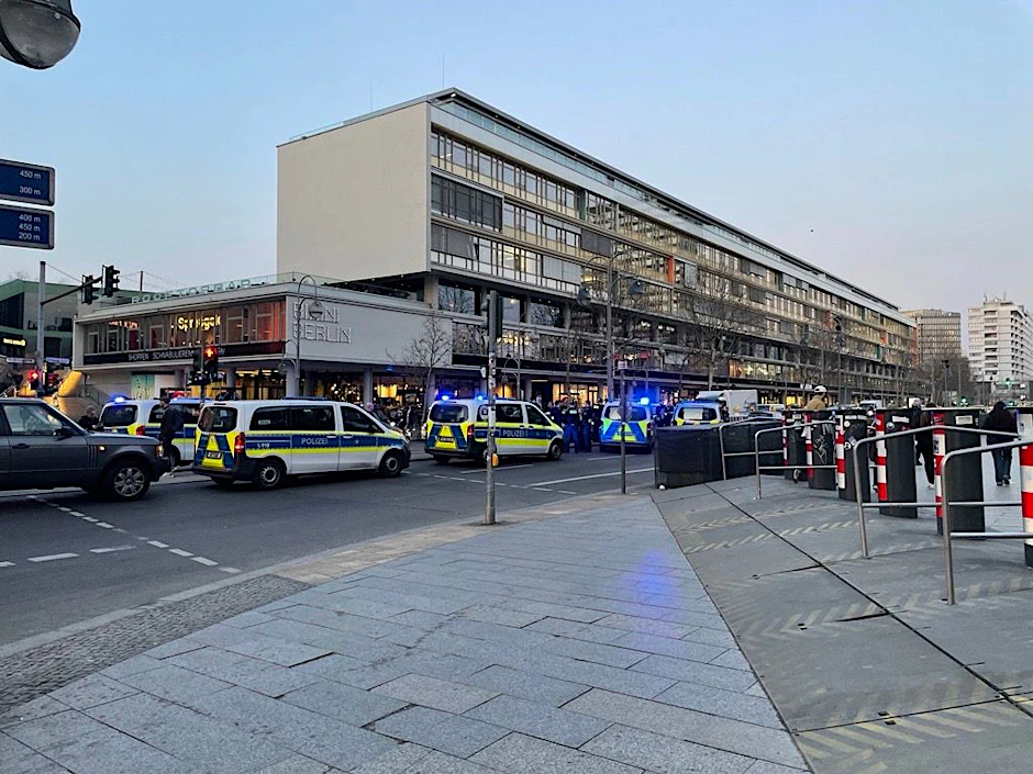 Nach einem verbotenen Autorennen ist ein Mann in der City West festgenommen worden.