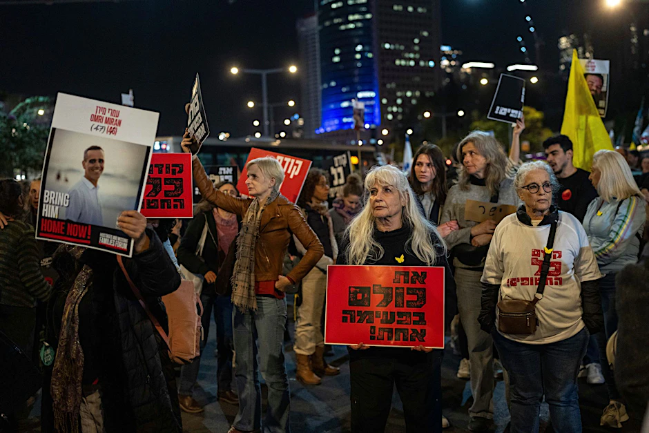Geisel-Angehörige nehmen an einer Demonstration gegen Israels Vorgehen im Gazastreifen teil.
