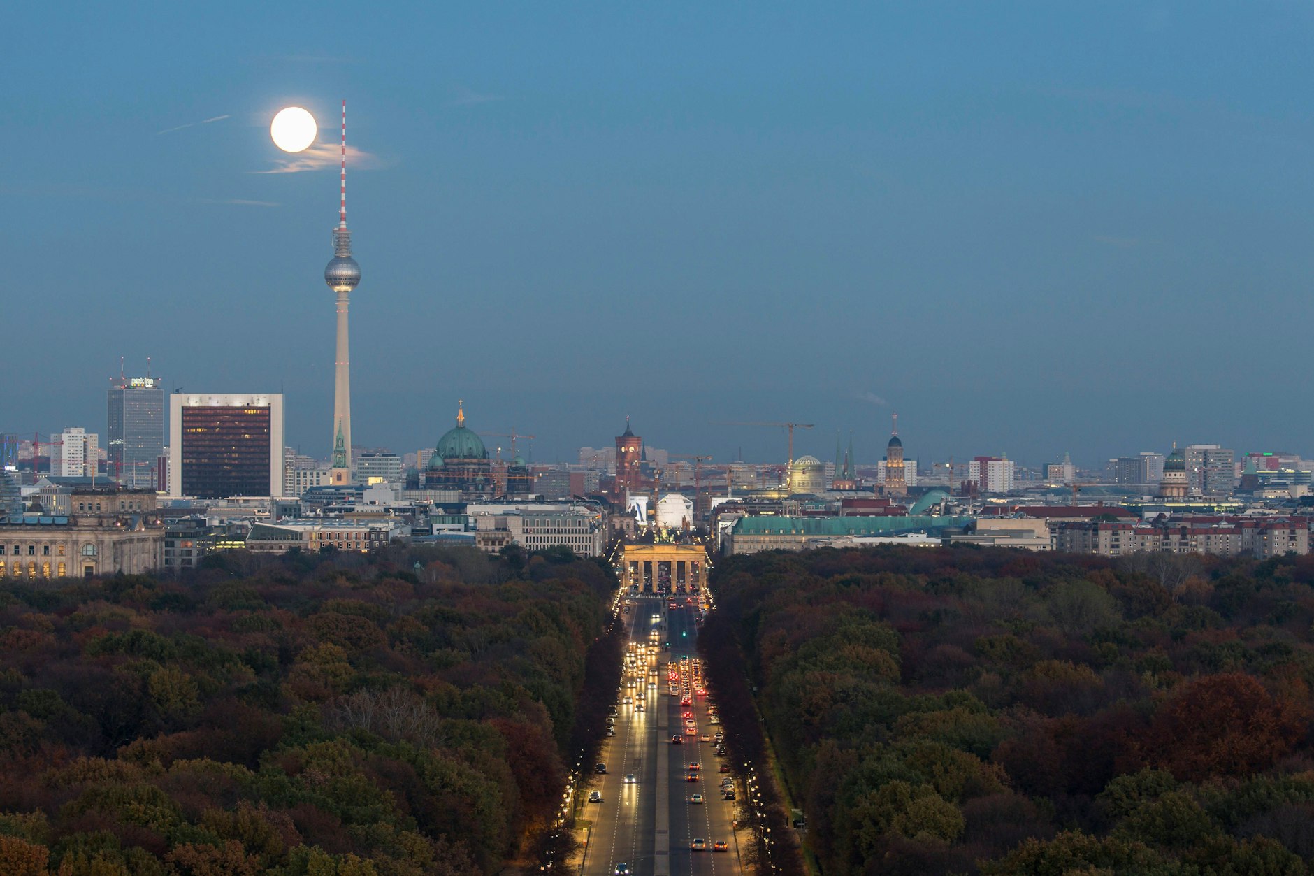 Ein Vollmond erstrahlt über Berlin.