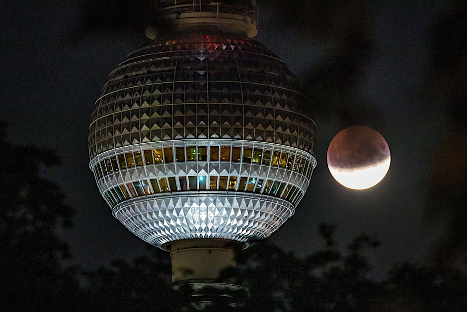Zwei Kugeln nebeneinander: Im Jahr 2019 kam es in Berlin zu einer gut sichtbaren Mondfinsternis.