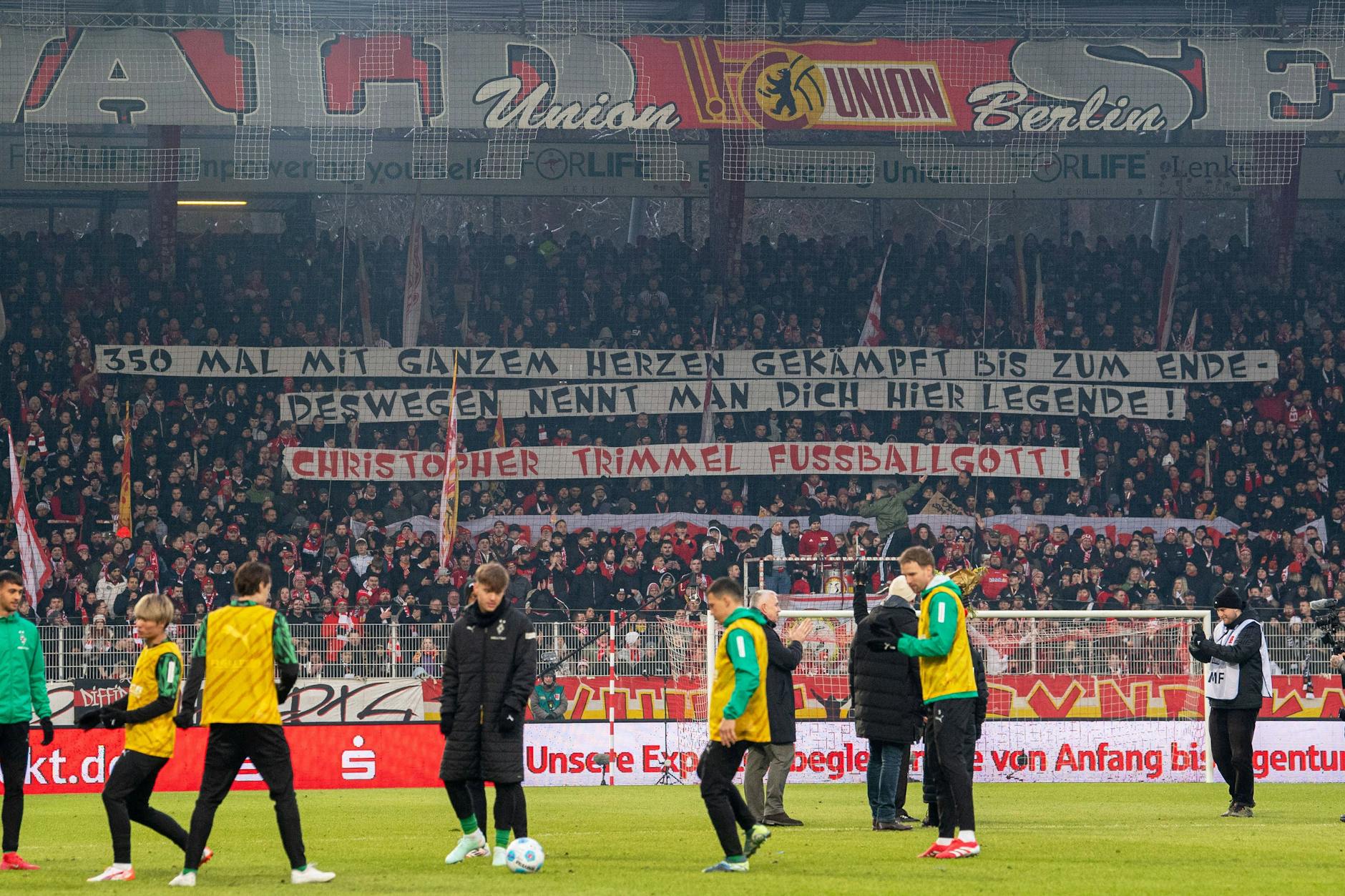 Die Fans würdigten Trimmels 350. Einsatz für den 1. FC Union beim letzten Heimspiel gegen Gladbach mit mehreren Bannern.
