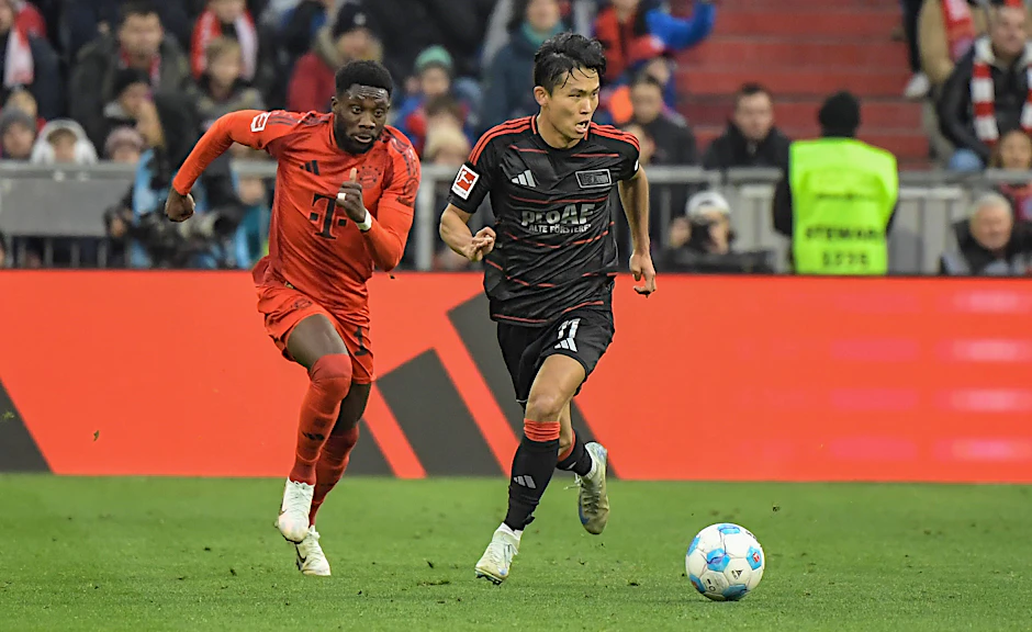 Bayern-Star Alphonso Davies (24) und Union-Profi Wooyeong Jeong (25) verstehen sich seit ihrer gemeinsamen Zeit beim FC Bayern prächtig.