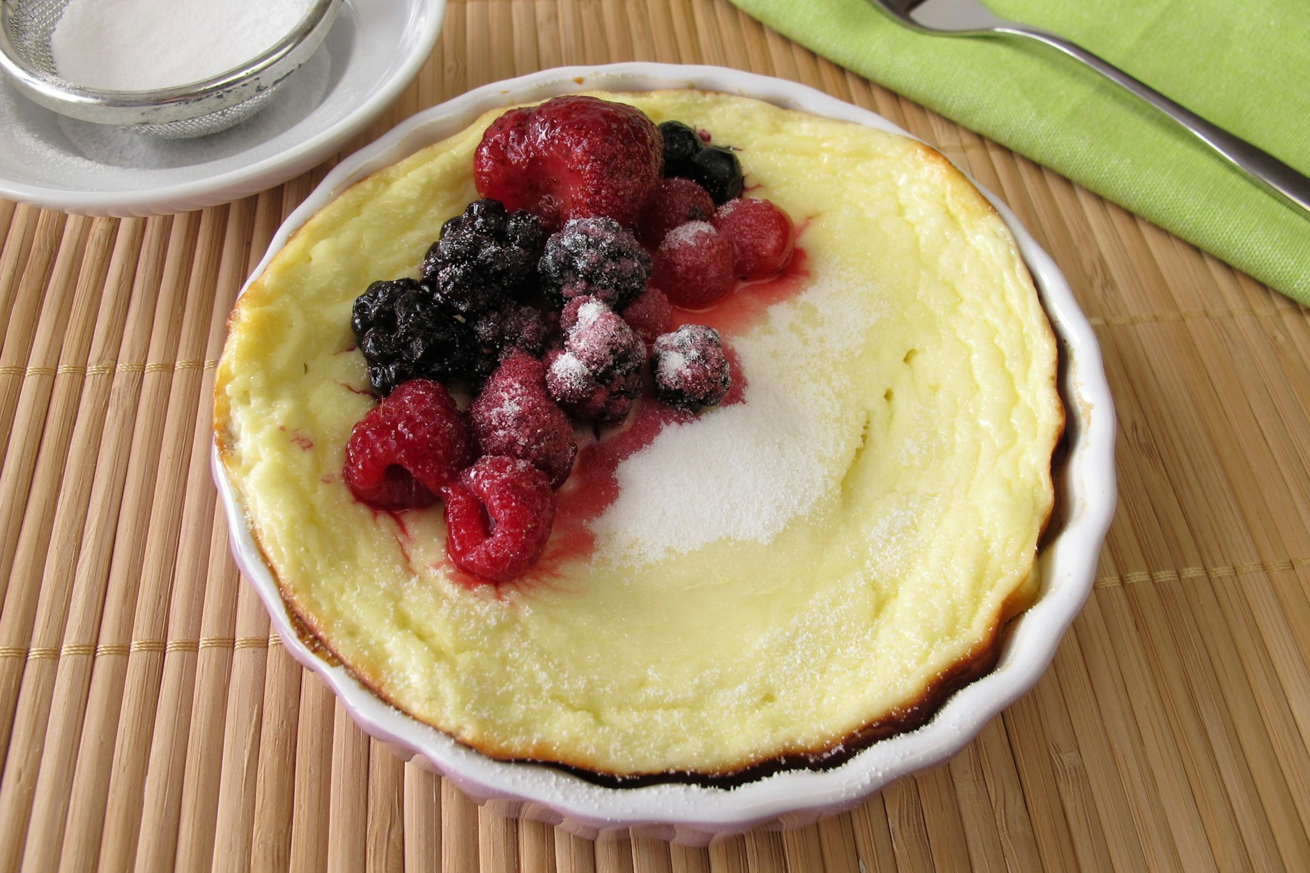 Lauwarm schmeckt der kleine Käsekuchen aus der Mikrowelle am besten. Zum Kaffee oder als Dessert.