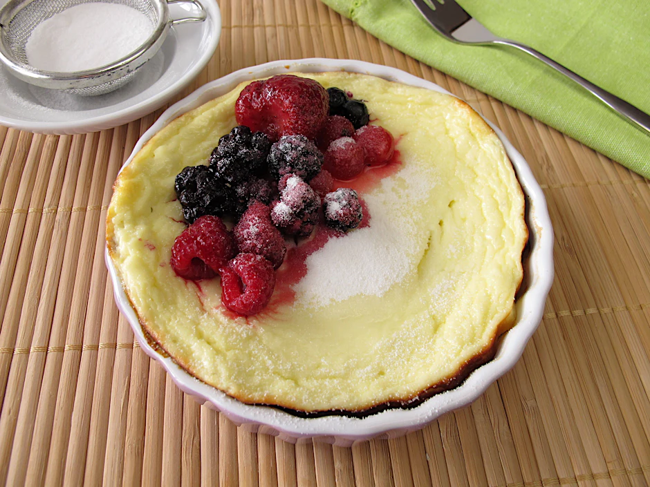Lauwarm schmeckt der kleine Käsekuchen aus der Mikrowelle am besten. Zum Kaffee oder als Dessert.