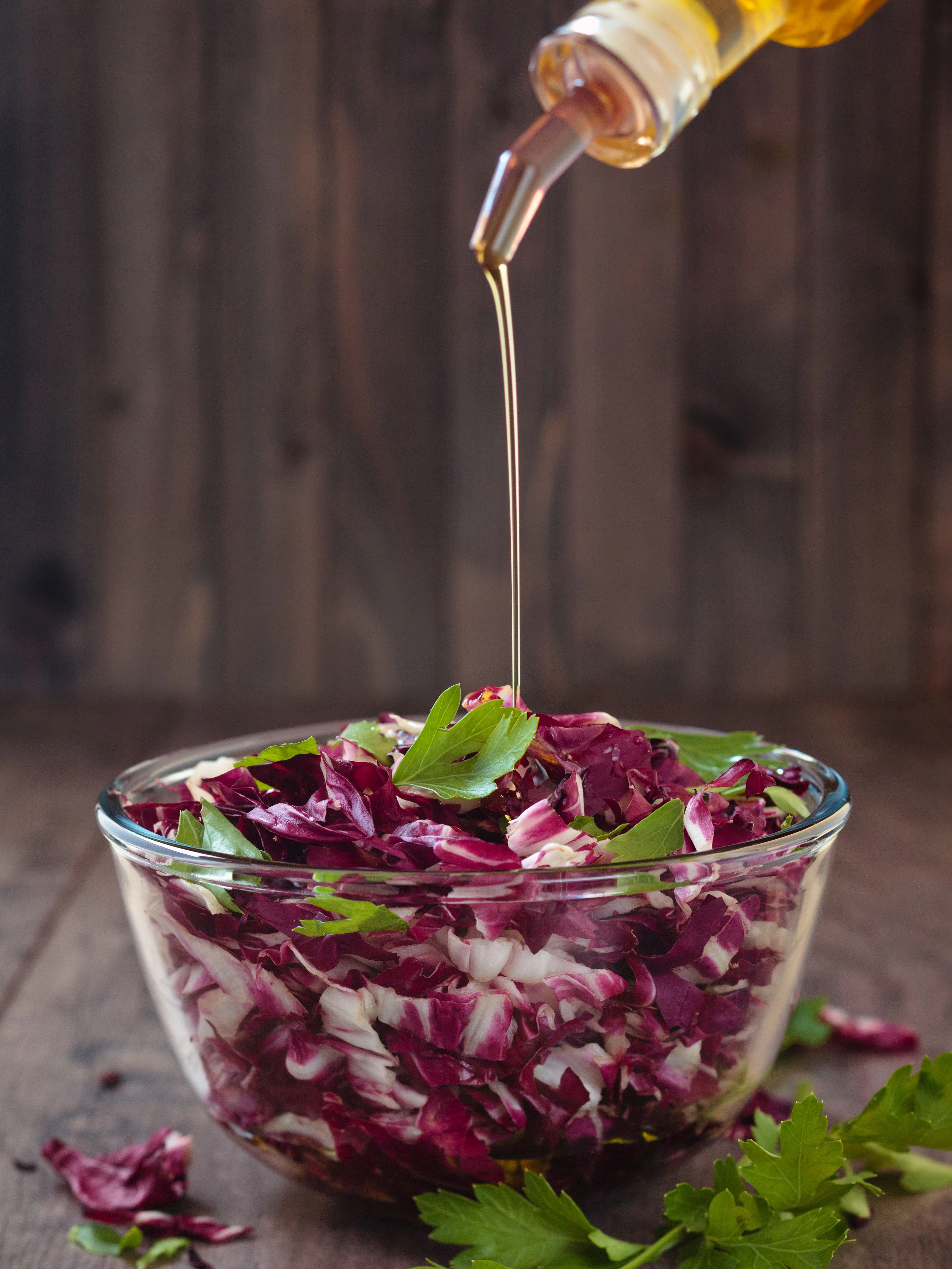 Krautsalat kann man auch aus Rotkohl machen - ein solcher Rotkrautsalat passt auch lecker zum Abendbrot oder zum Grillabend.