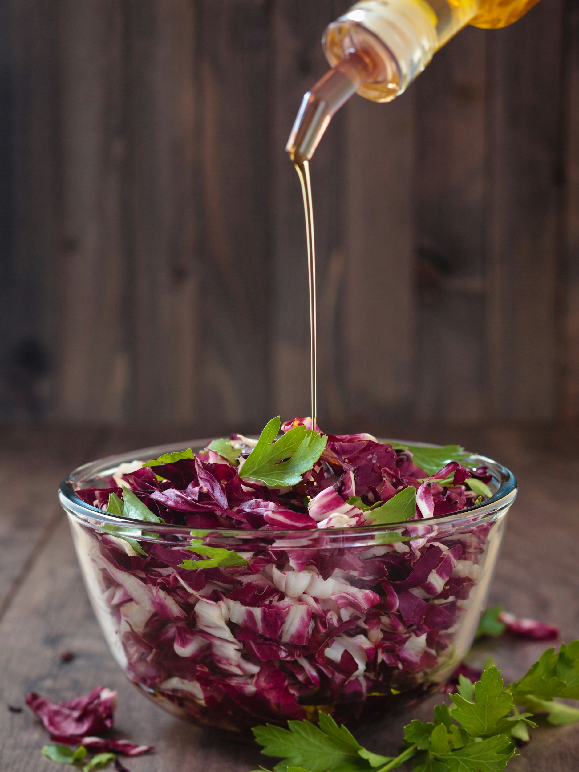 Krautsalat kann man auch aus Rotkohl machen - ein solcher Rotkrautsalat passt auch lecker zum Abendbrot oder zum Grillabend.
