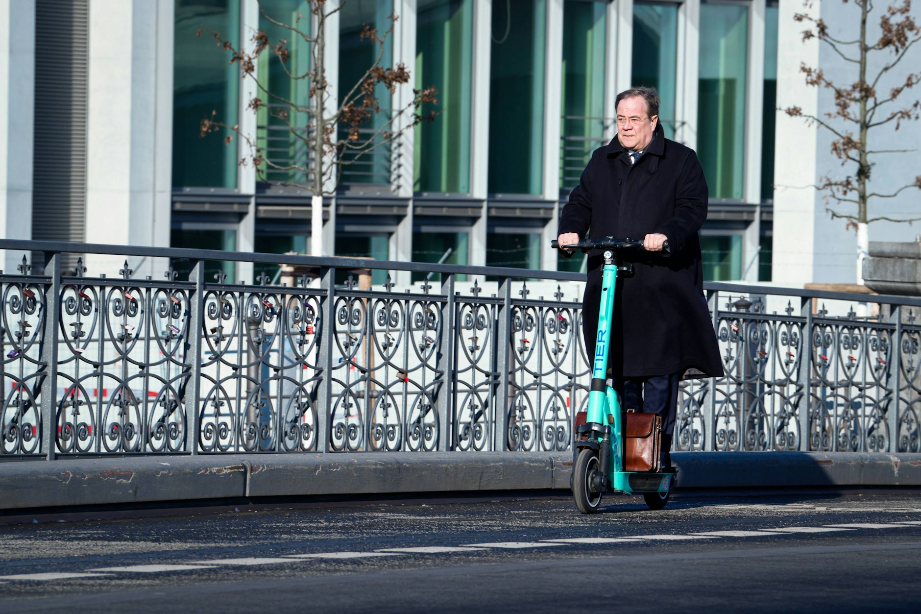 Armin Laschet auf dem E-Scooter