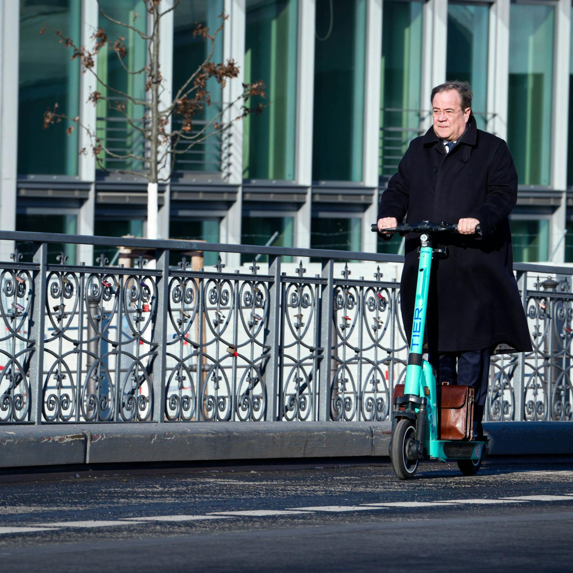 Image - Aufruhr im Ministerium: Laschet mit Pistorius verwechselt – Polizeieinsatz