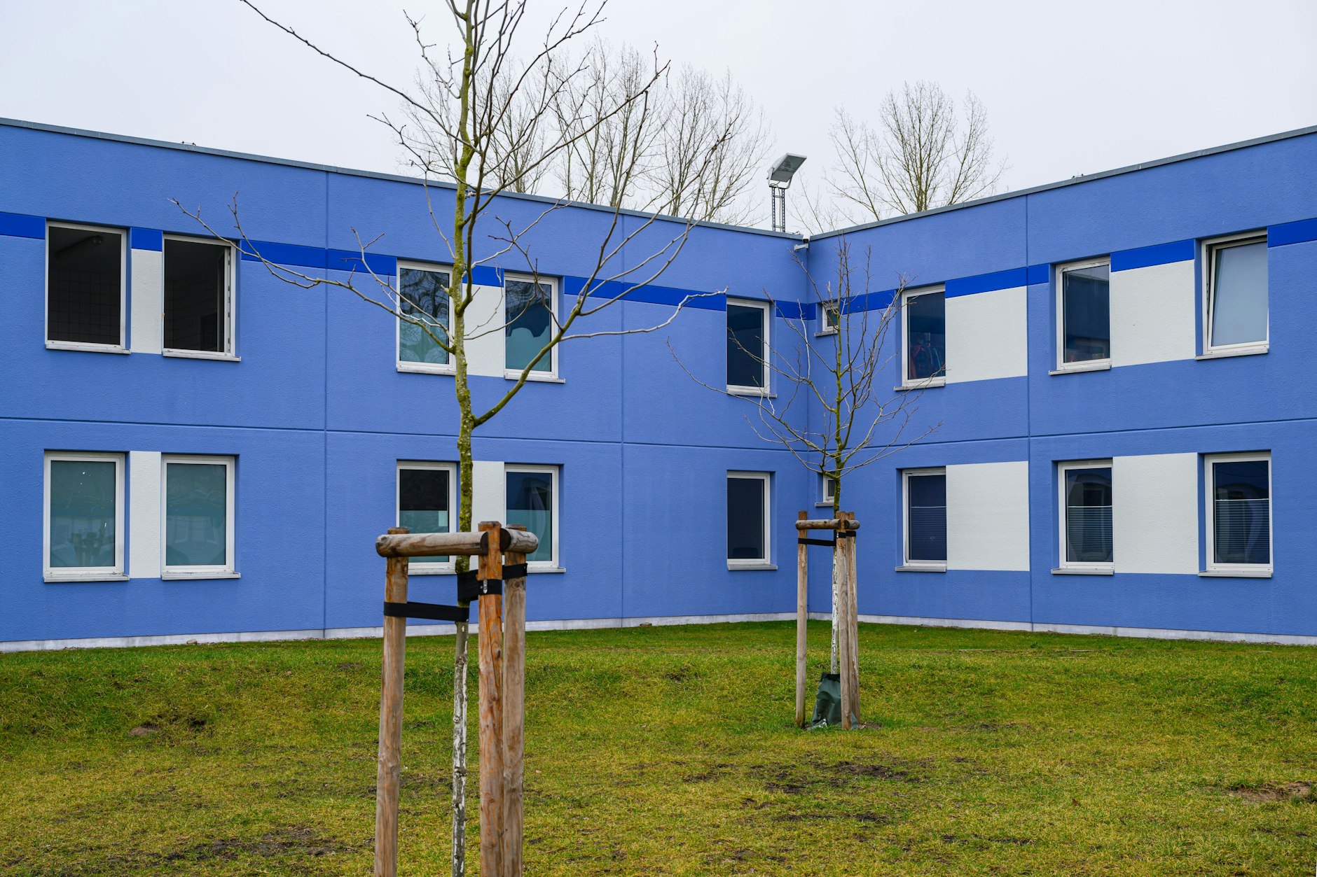 Auf dem Gelände der Zentralen Ausländerbehörde des Landes Brandenburg steht dieses Gebäude, das jetzt als „Dublin-Zentrum“ für ausreisepflichtige Männer genutzt wird.