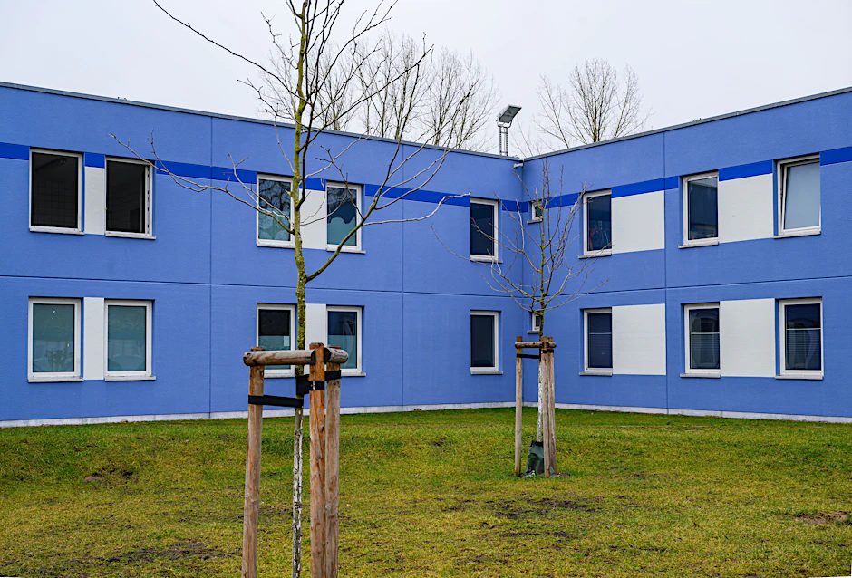 Auf dem Gelände der Zentralen Ausländerbehörde des Landes Brandenburg steht dieses Gebäude, das jetzt als „Dublin-Zentrum“ für ausreisepflichtige Männer genutzt wird.