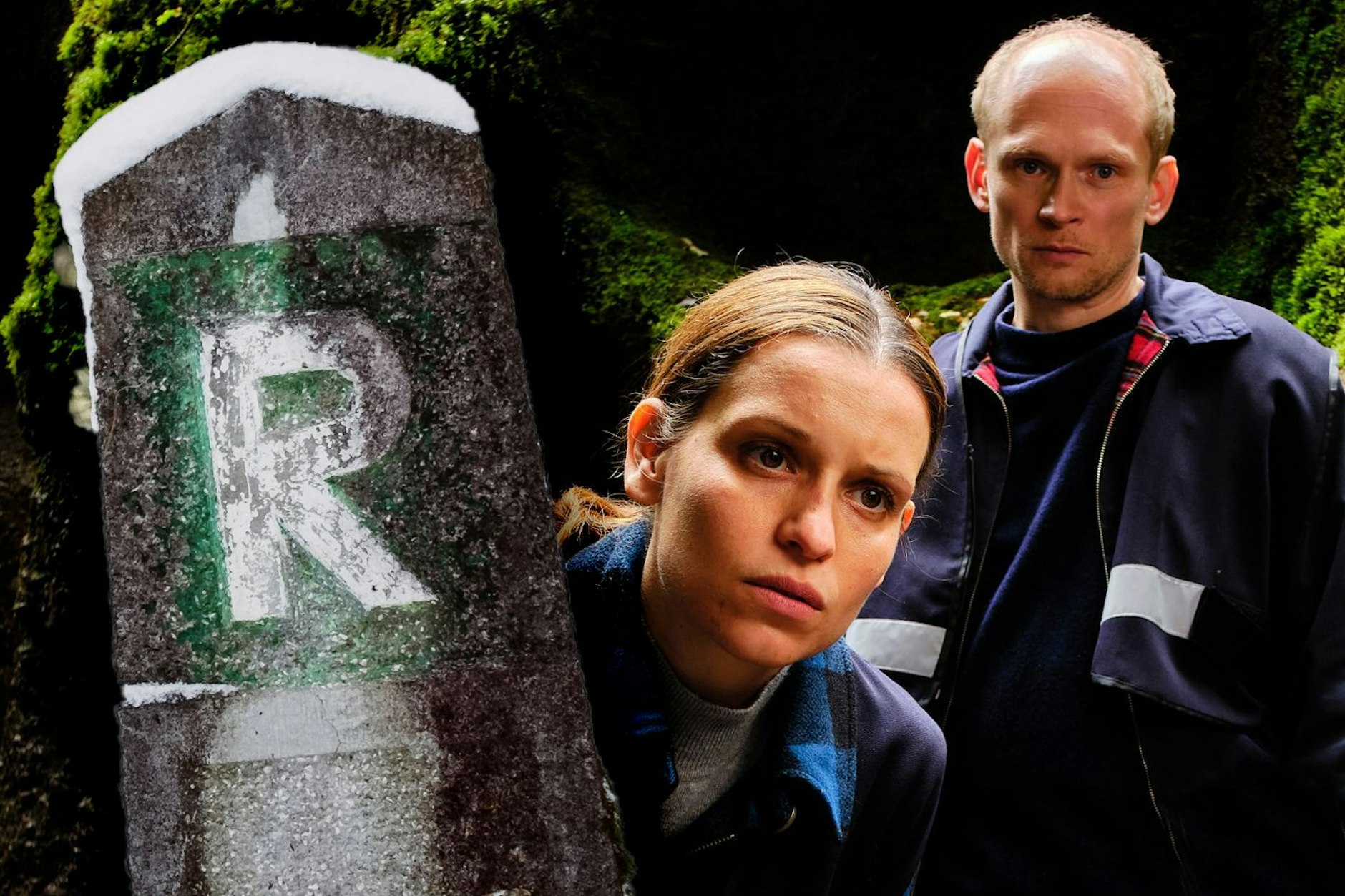 Annett Schuster (Kristin Suckow) und Jan Kawig (Bernhard Conrad) im Krimi Tod am Rennsteig. Der berühmte Wanderweg ist mit dem weißen R gekennzeichnet.