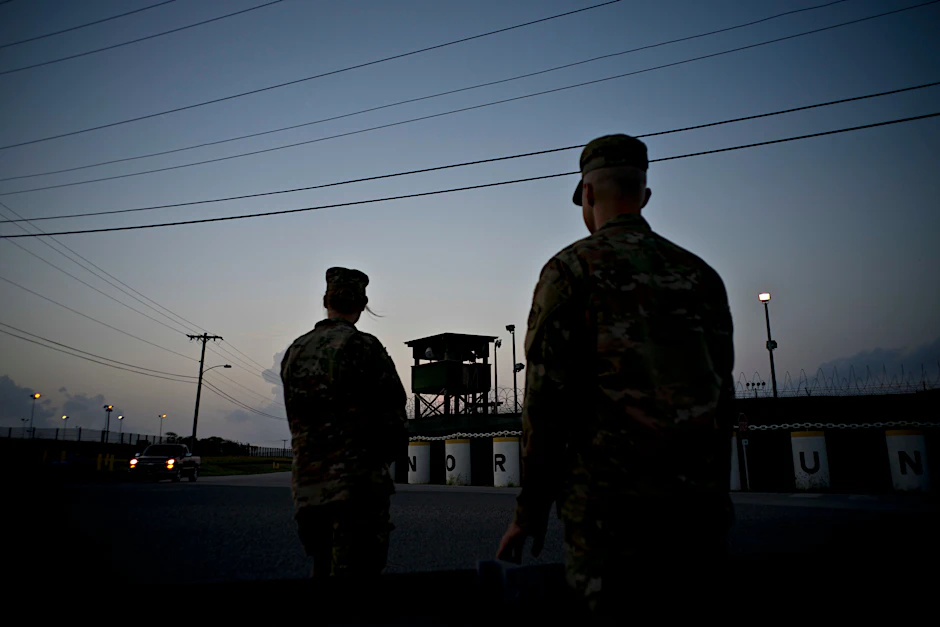 Soldaten stehen Wache im Gefangenenlager Guantánamo Bay.
