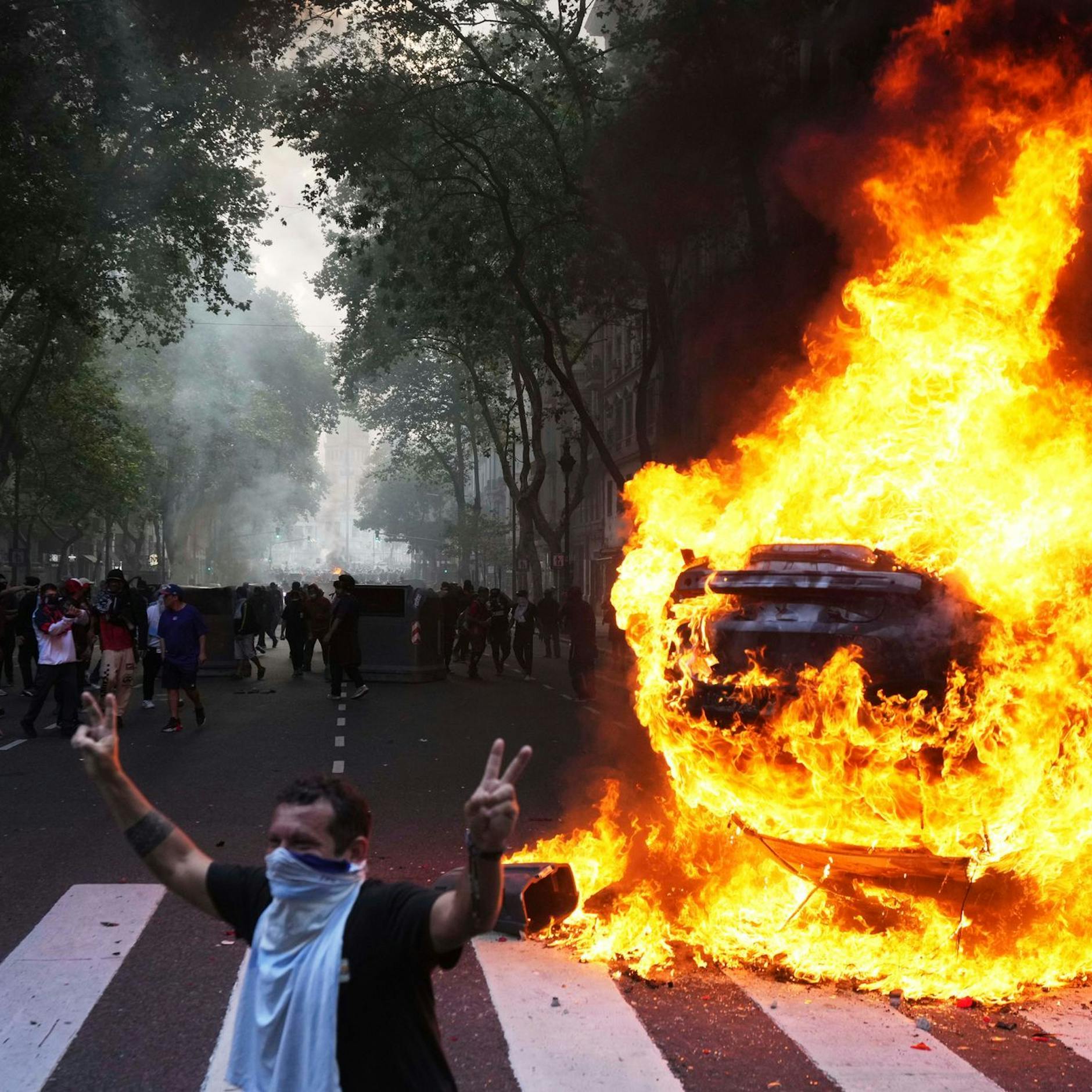 Image - Wegen Mileis Sparpolitik: Argentinische Rentner und Fußballfans geraten mit Polizei aneinander