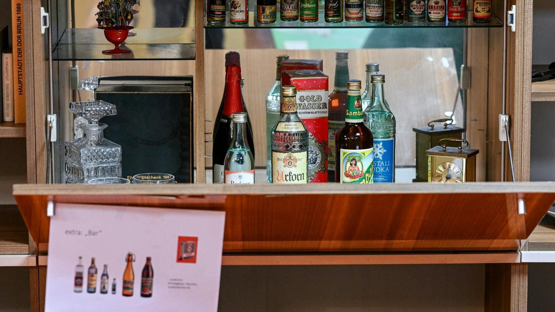 Eine Haus-Bar in einer Schrankwand mit DDR-Spirituosen im Klub der Funktionäre im neuen Depot des DDR Museums.