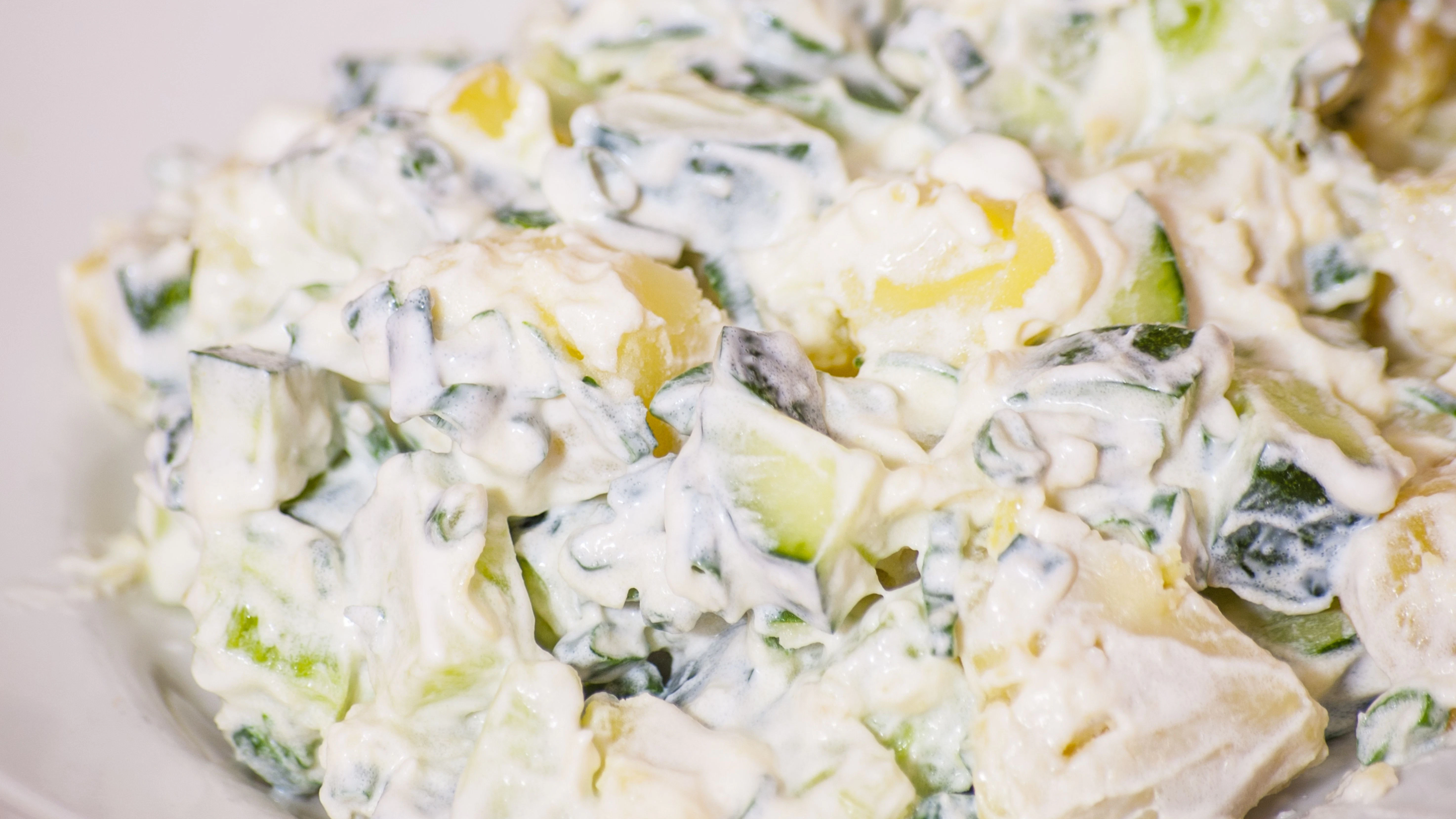 Von diesem frischen Kartoffelsalat mit Gurke und Dill darf's auch ruhig etwas mehr sein, denn hier wird komplett auf fettige Mayonnaise verzichtet. Das perfekte Rezept zum Abnehmen!