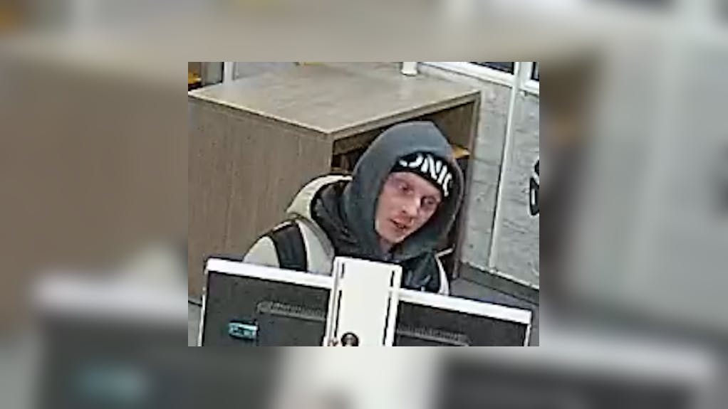 Die Polizei bittet um Hinweise, um diesen Mann zu identifizieren.