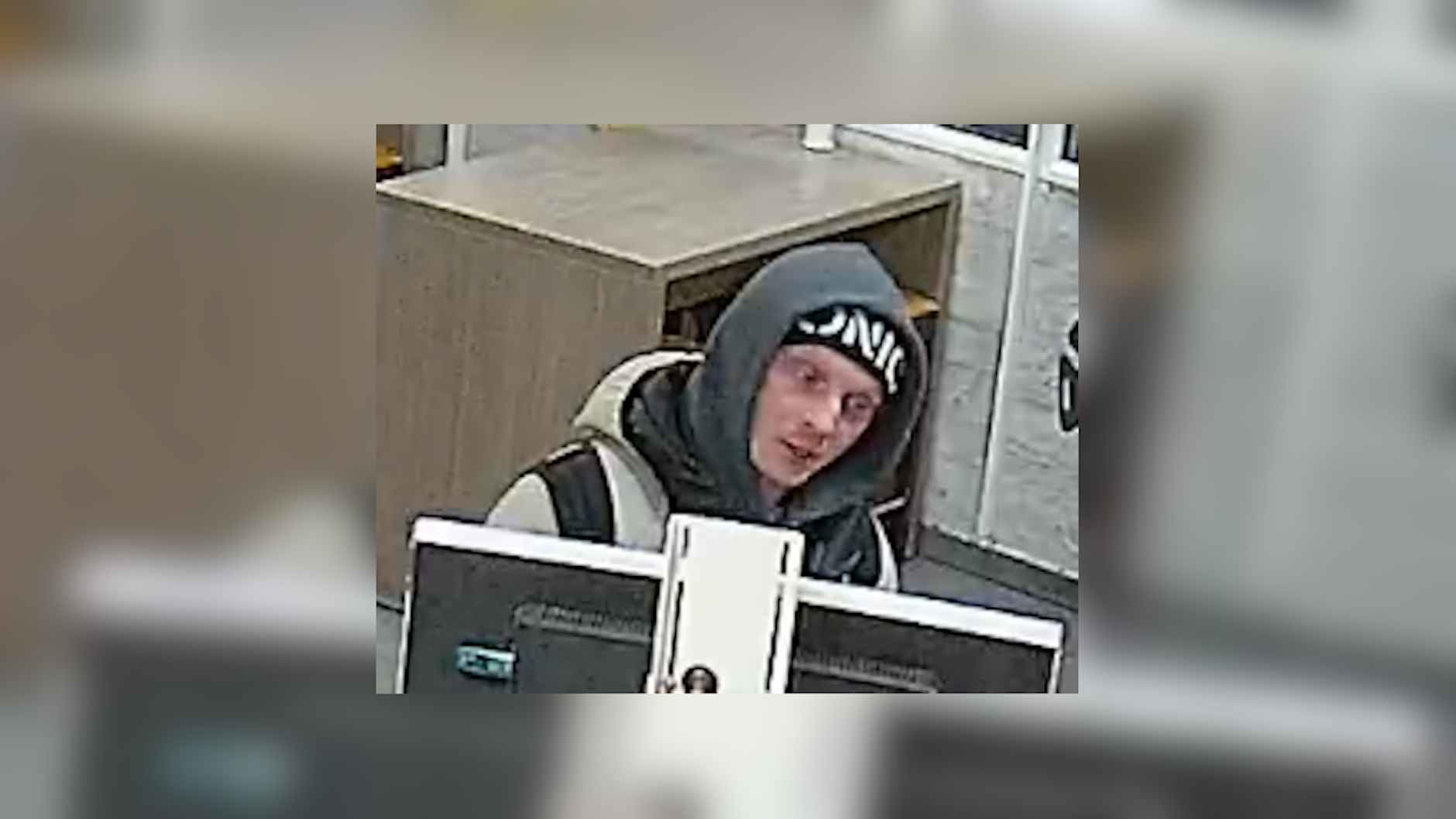 Die Polizei bittet um Hinweise, um diesen Mann zu identifizieren.