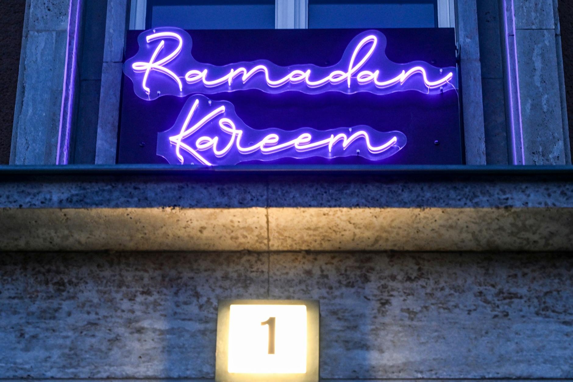 Der Schriftzug „Ramadan Kareem“ (Der großzügige Ramadan) hängt am Rathaus Berlin- Tiergarten. Die Grünen finden: Die einmalige Aktion sollte auf ganz Berlin ausgeweitet werden.