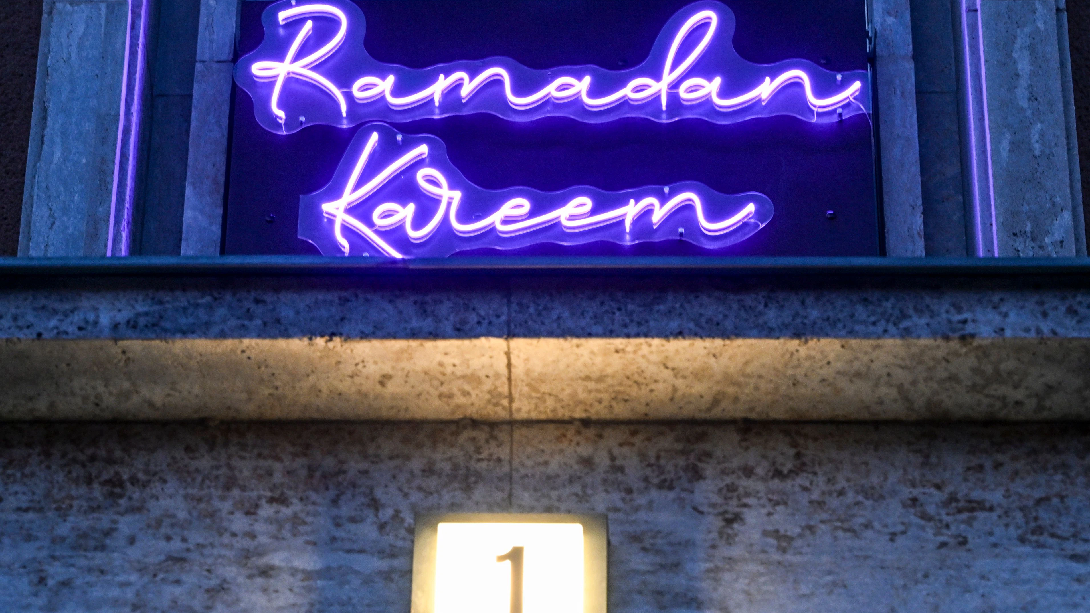 Der Schriftzug „Ramadan Kareem“, der „frohen Ramadan“ oder „gesegneten Ramadan“ bedeutet, hängt am Rathaus Tiergarten.
