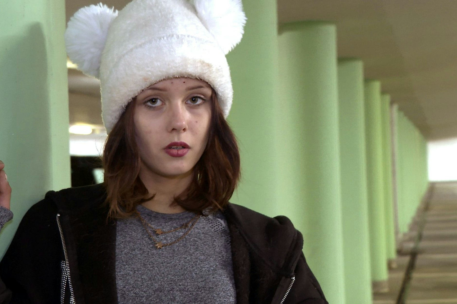 Ally aus Hartes Deutschland ist gerade 18 Jahre alt geworden, kennt die Straßen Dortmunds aber schon seit ihrer frühen Jugend. Zurück zu ihren Großeltern kann sie nicht gehen, solange sie Drogen nimmt.