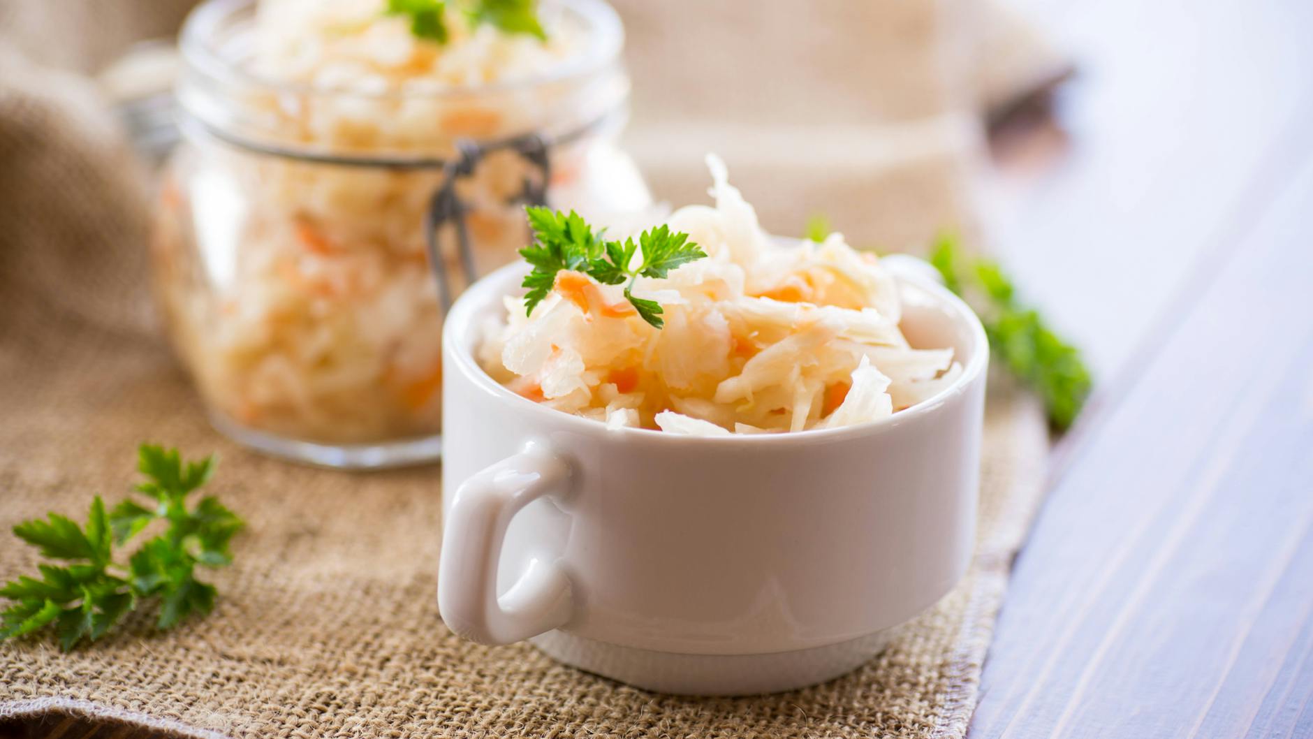 Echt lecker und richtig simple: Mit unserem Rezept für Weißkrautsalat haben Sie die perfekte Beilage, die schon zu DDR-Zeiten geschmeckt hat.