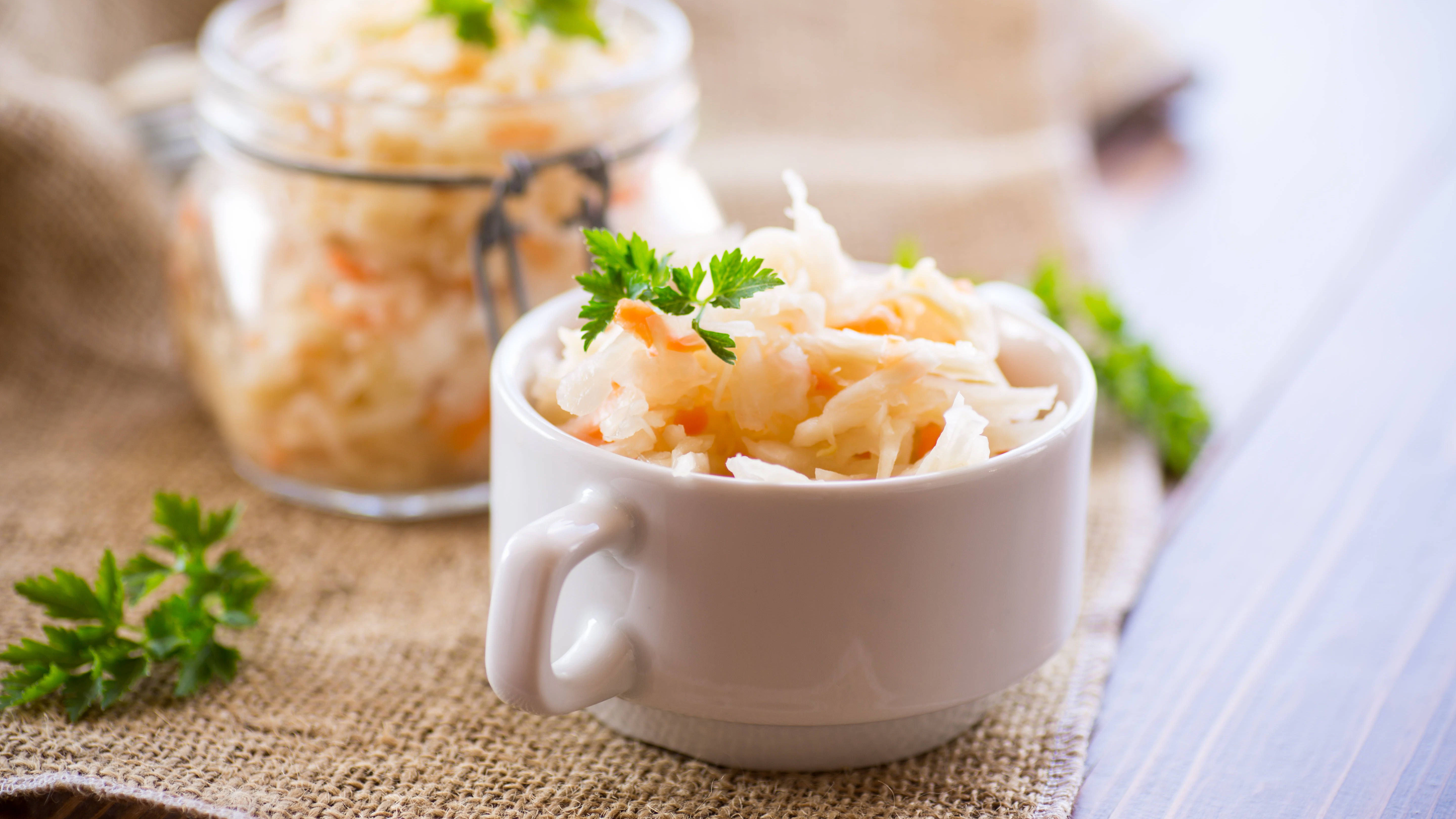 Echt lecker und richtig simple: Mit unserem Rezept für Weißkrautsalat haben Sie die perfekte Beilage, die schon zu DDR-Zeiten geschmeckt hat.