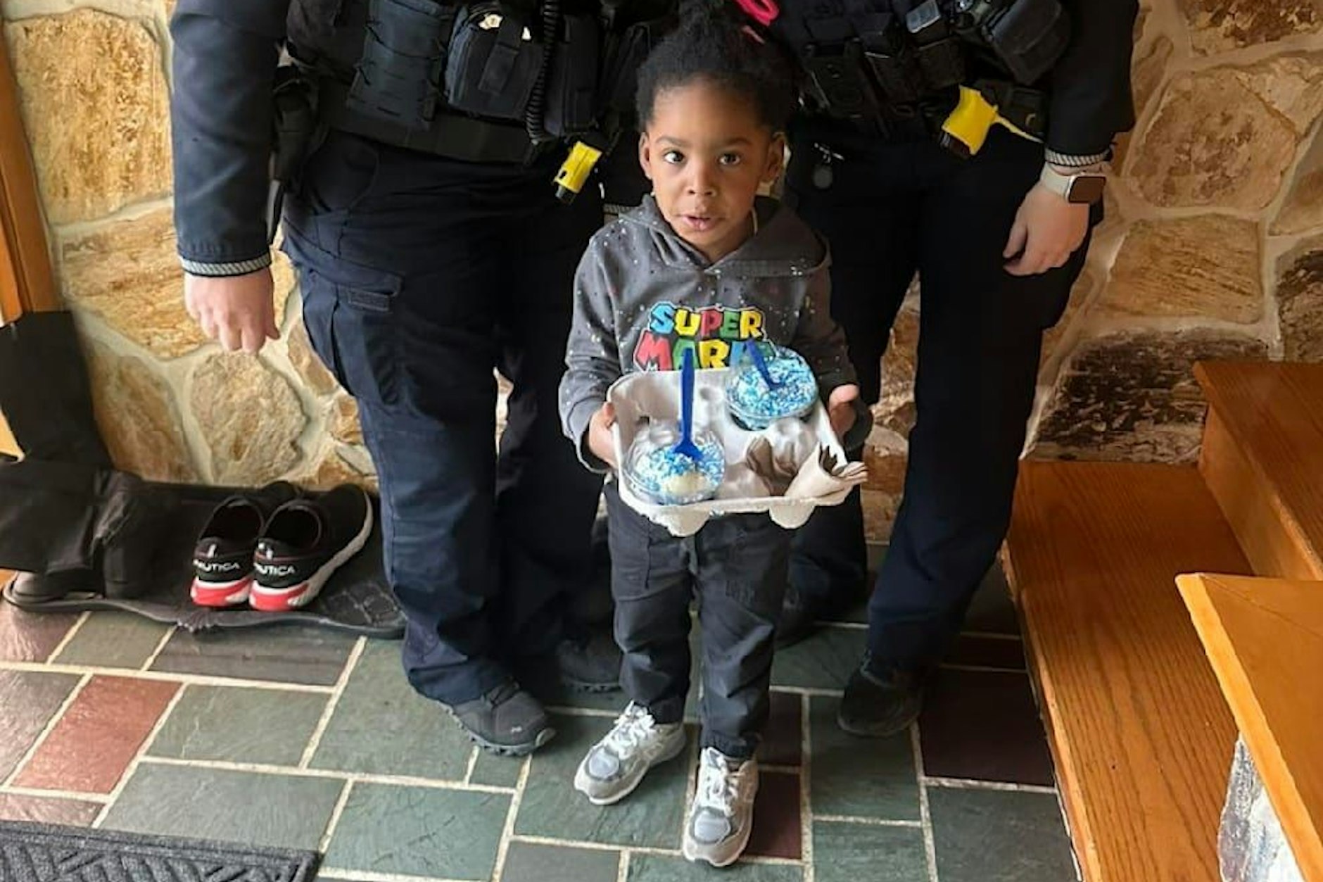 Zwei Polizistinnen überraschten den kleinen Jungen mit einer Extra-Portion Eis.