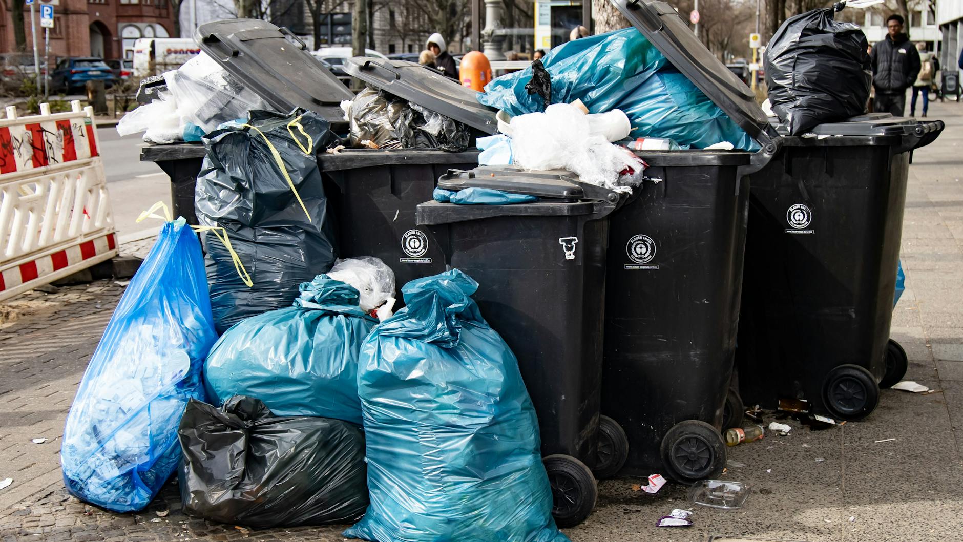Aktuell streikt die BSR, weshalb sich in vielen Ecken der Hauptstadt der Abfall türmt. Hier: überfüllte Tonnen in der Yorckstraße.