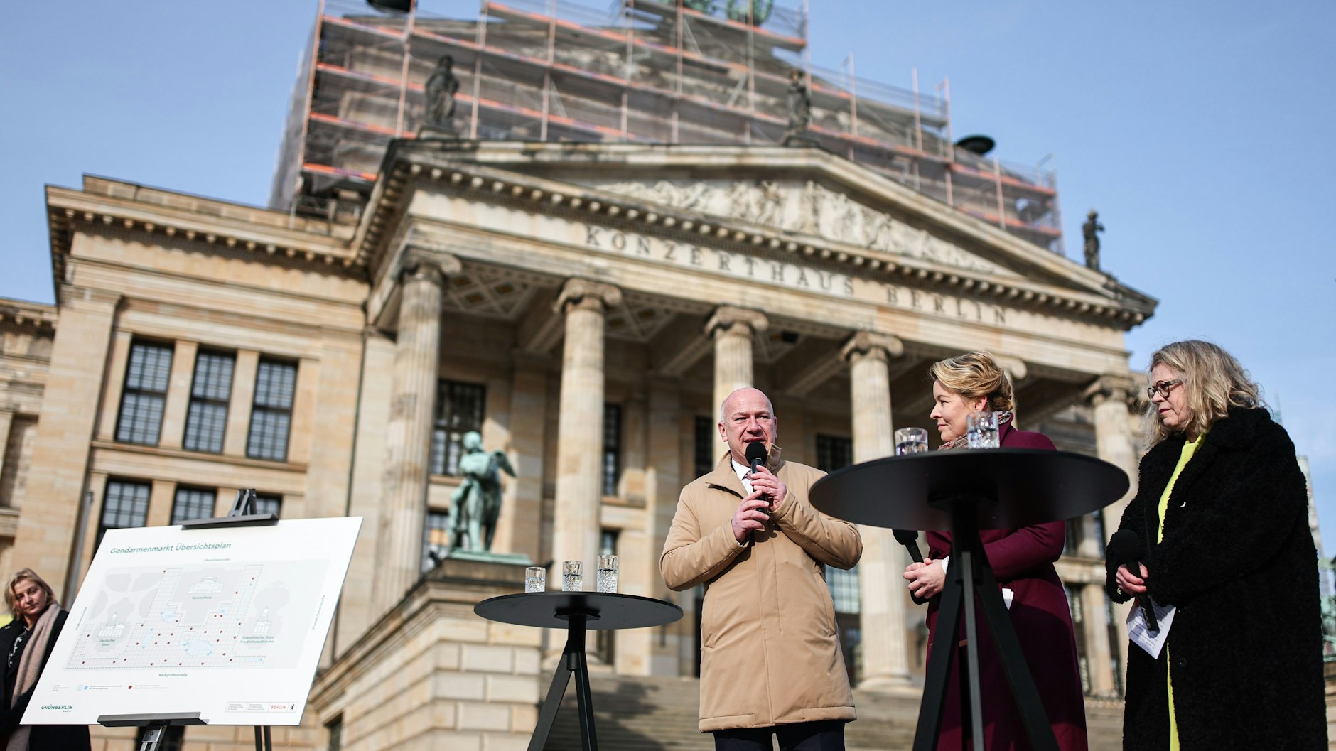 Zur Eröffnung des neuen, alten Gendarmenmarkts kamen Regierender Kai Wegner (CDU), sowie die Senatorinnen Franziska Giffey (SPD, Wirtschaft, Mitte) und Ute Bonde (CDU, Verkehr).