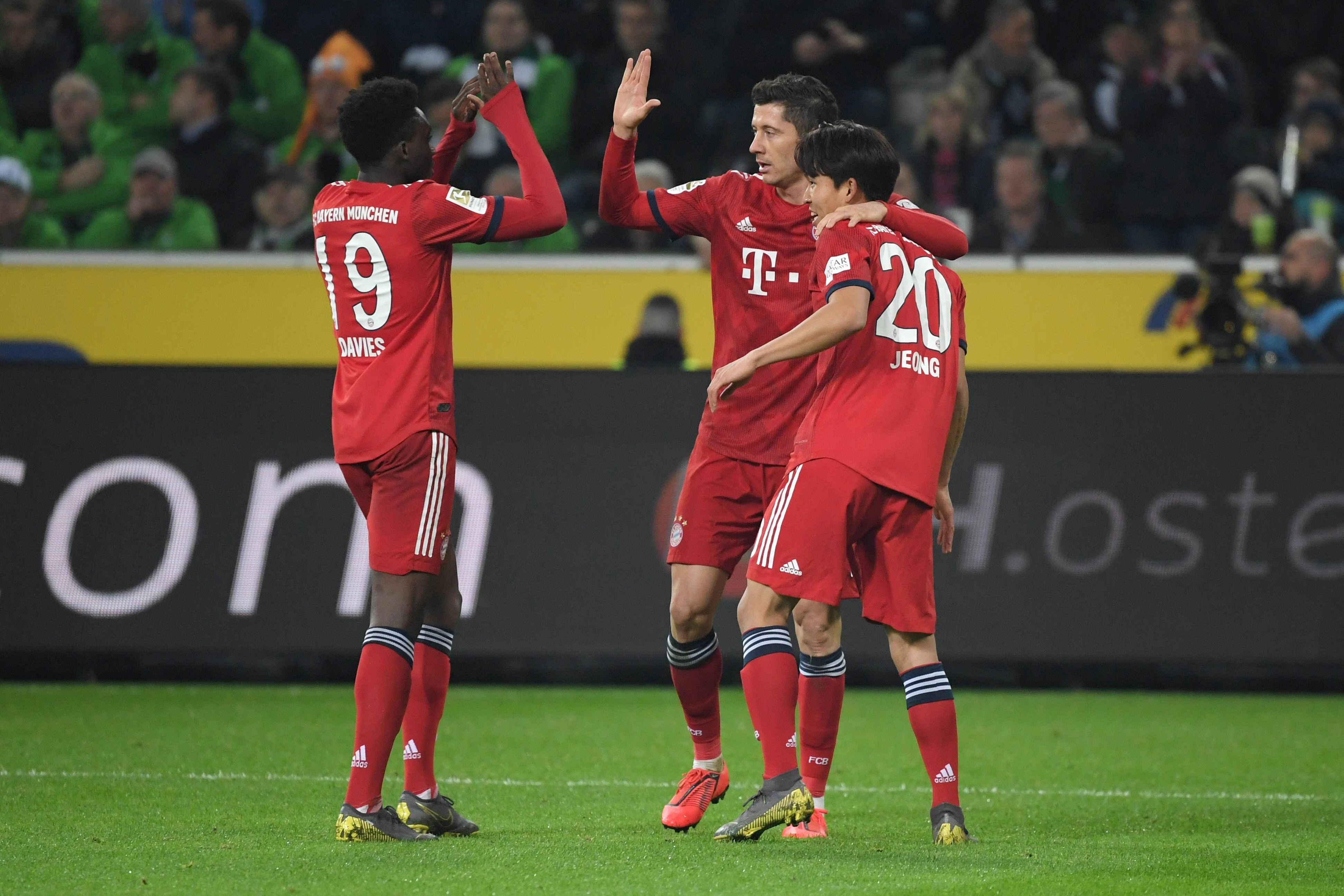 Für die Profis des FC Bayern spielte Wooyeong Jeong zweimal, unter anderem mit Stürmer-Star Robert Lewandowski (M., 36) in der Champions League.