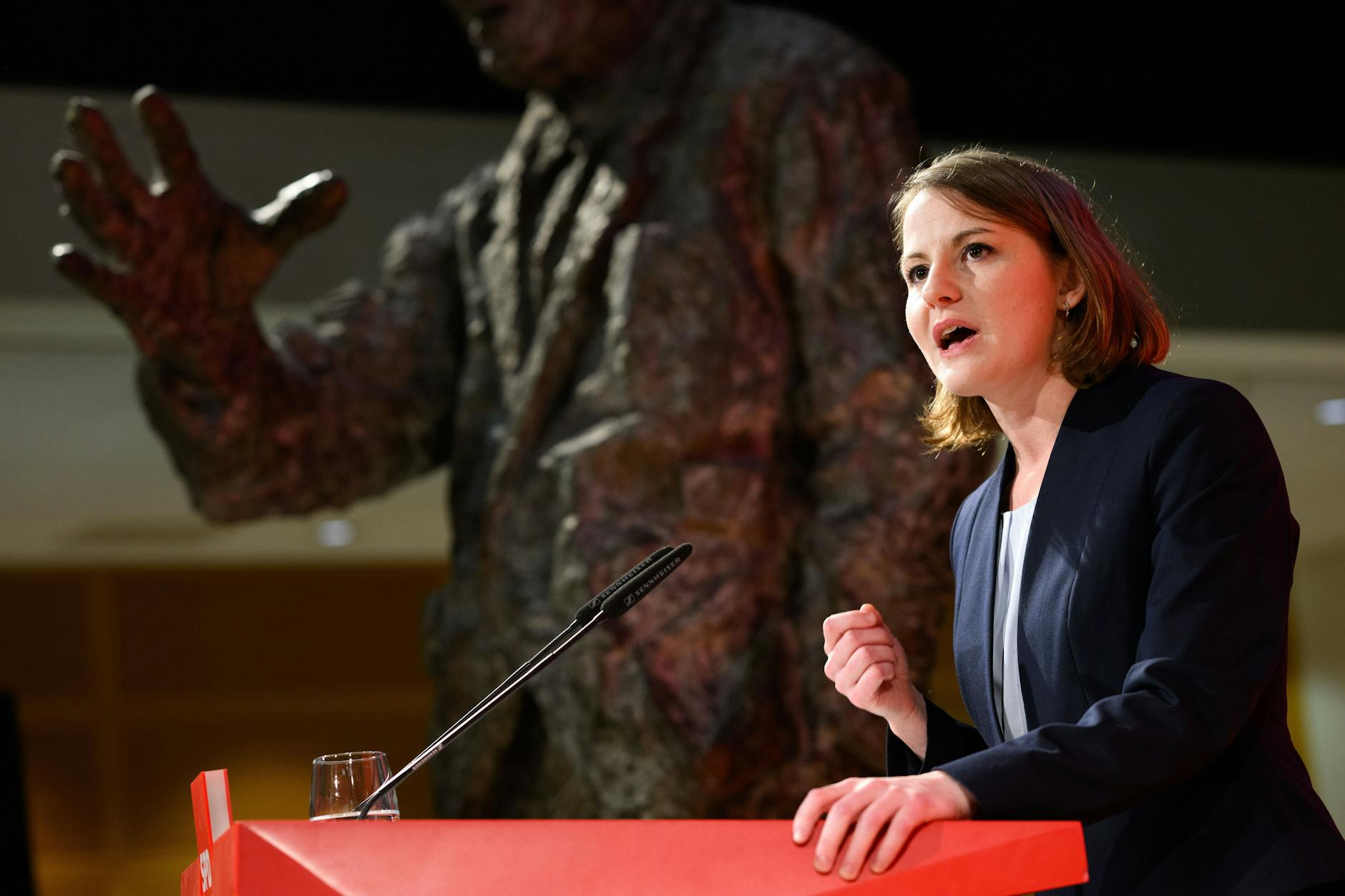Die SPD-Bundestagsabgeordnete Annika Klose im Willy-Brandt-Haus