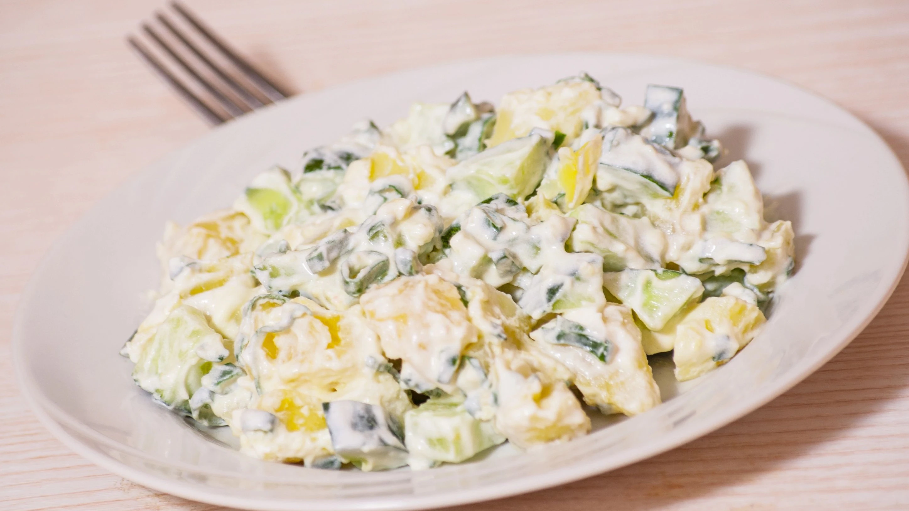 Leckeres Rezept zum Abnehmen: Der beste Kartoffelsalat mit Gurke und Dill geht ganz einfach.