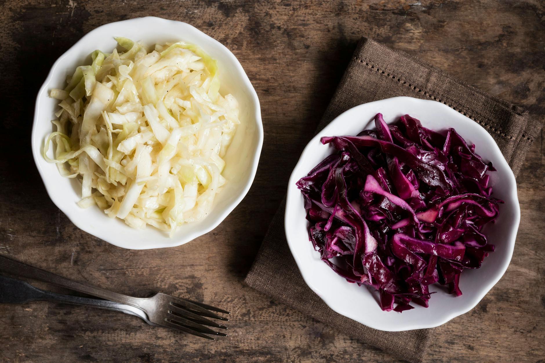 Ob in der Gaststätte oder am Salatbuffet: Weißkrautsalat und Rotkrautsalat sind ein echter Renner. Wir haben die echten und simplen Rezepte aus der DDR für Sie herausgesucht.