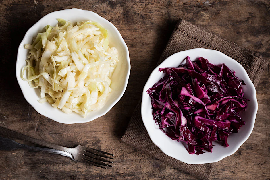 Ob in der Gaststätte oder am Salatbuffet: Weißkrautsalat und Rotkrautsalat sind ein echter Renner. Wir haben die echten und simplen Rezepte aus der DDR für Sie herausgesucht.