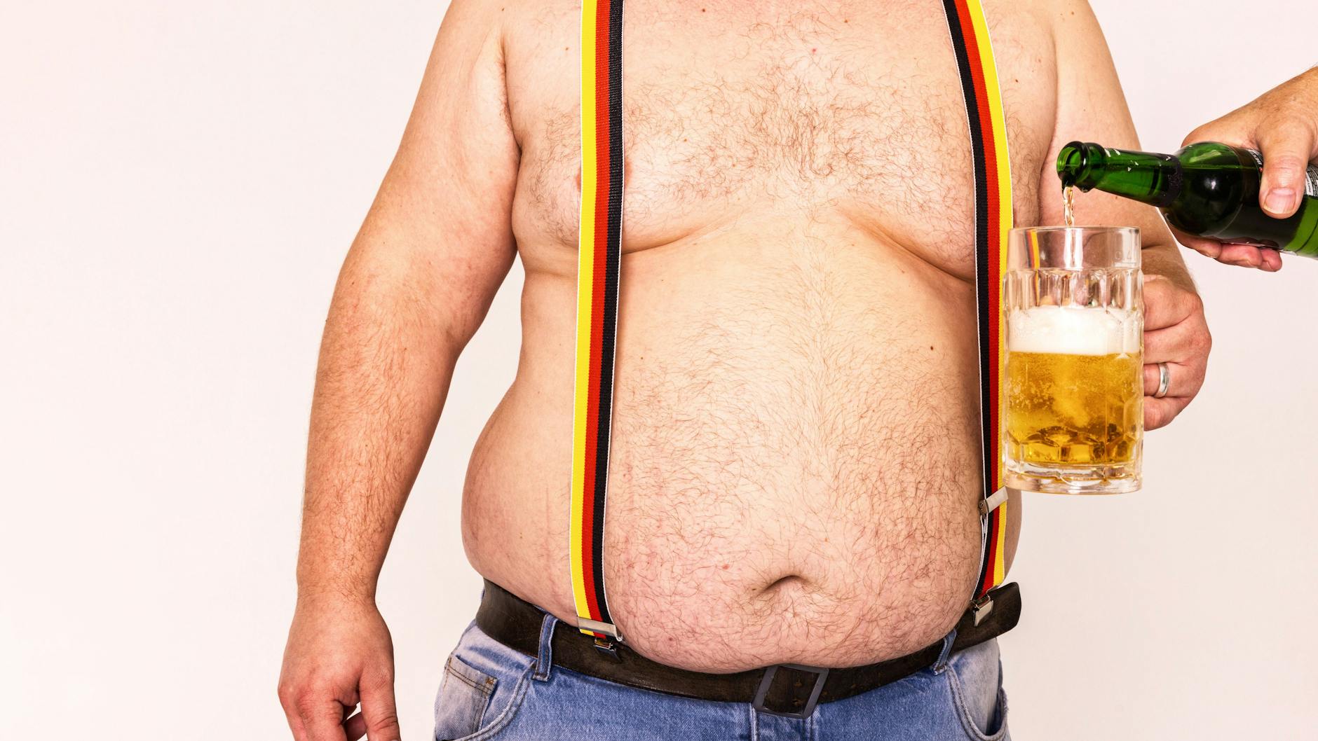 In dem einen oder anderen Bierbauch steckt richtig harte Arbeit. Aber: Wie wird man die Wampe wieder los?
