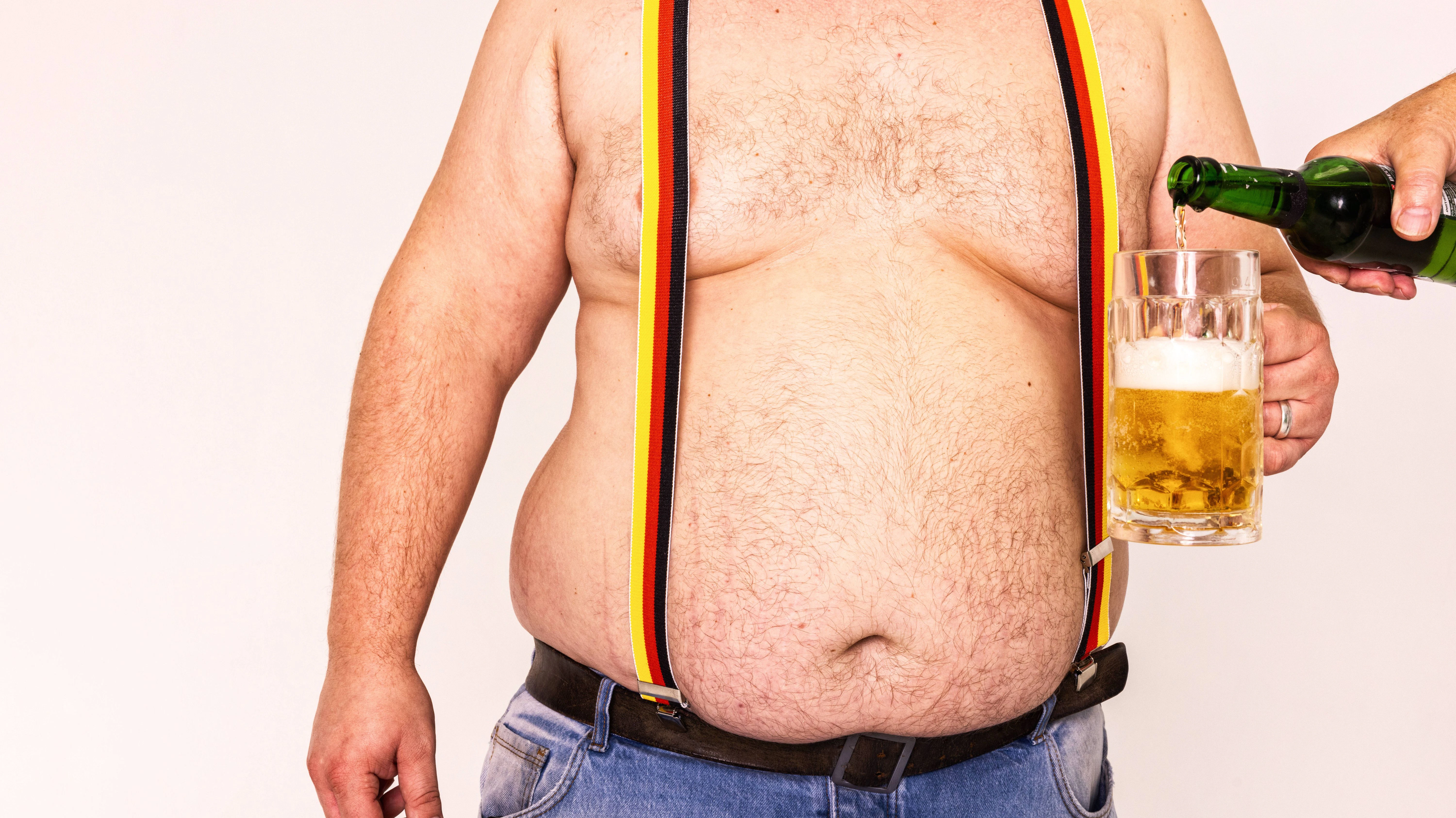 In dem einen oder anderen Bierbauch steckt richtig harte Arbeit. Aber: Wie wird man die Wampe wieder los?