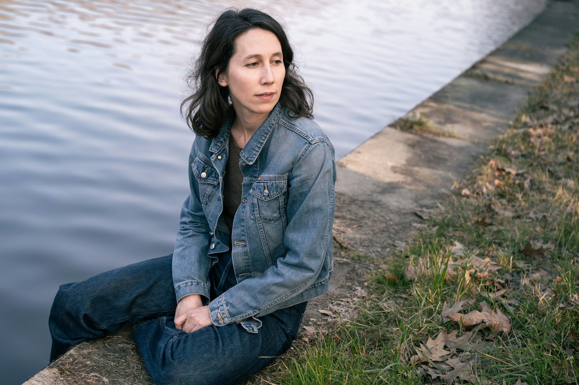Nah am Wasser: Die Berliner Songwriterin Anna Hauss unterwegs im Kleinen Tiergarten