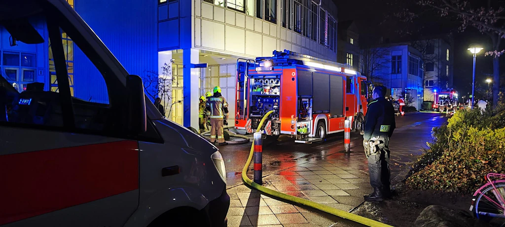 Brand im Vivantes-Krankenhaus Neukölln: 24 Patienten gerettet!