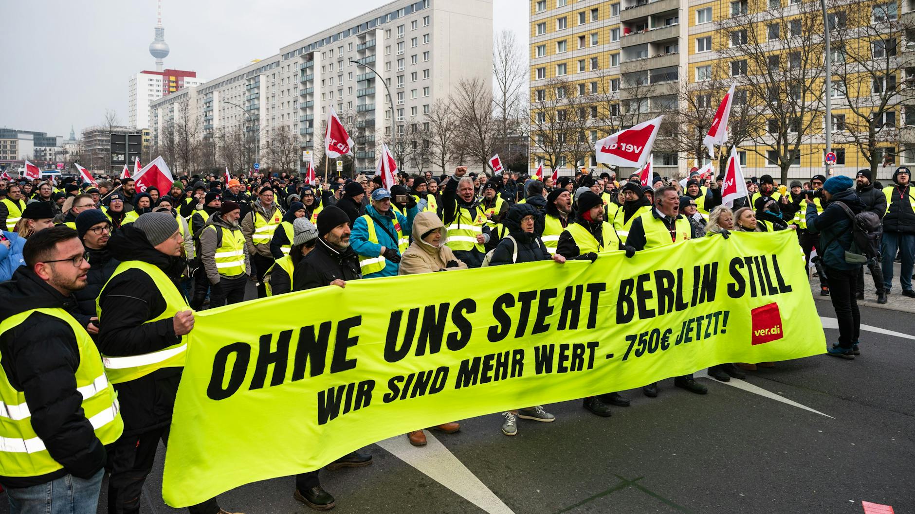 BVG-Mitarbeiter ziehen im Februar protestierend durch Berlin. Die Mehrheit ist streikbereit.