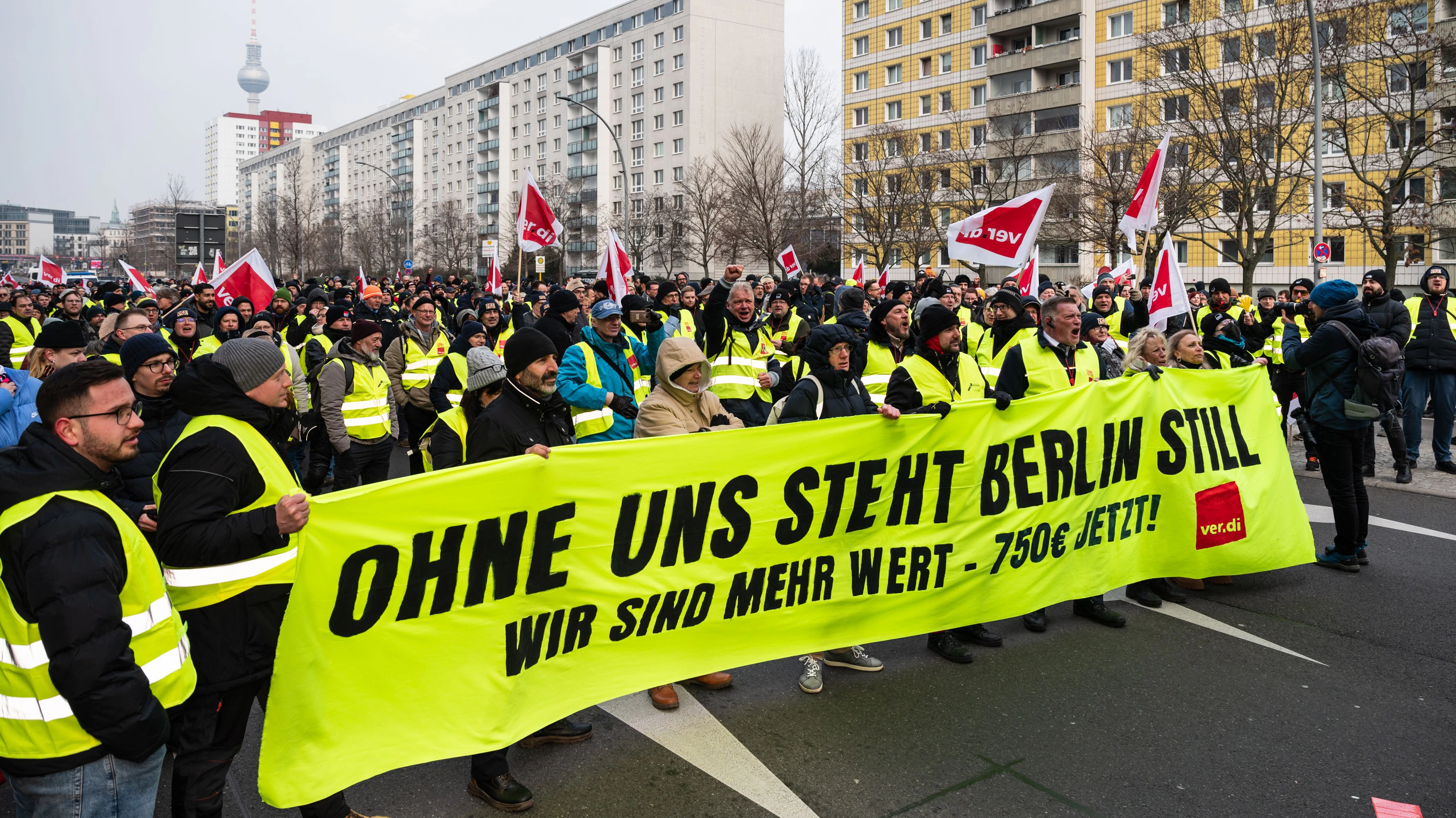 BVG-Mitarbeiter ziehen im Februar protestierend durch Berlin. Die Mehrheit ist streikbereit.