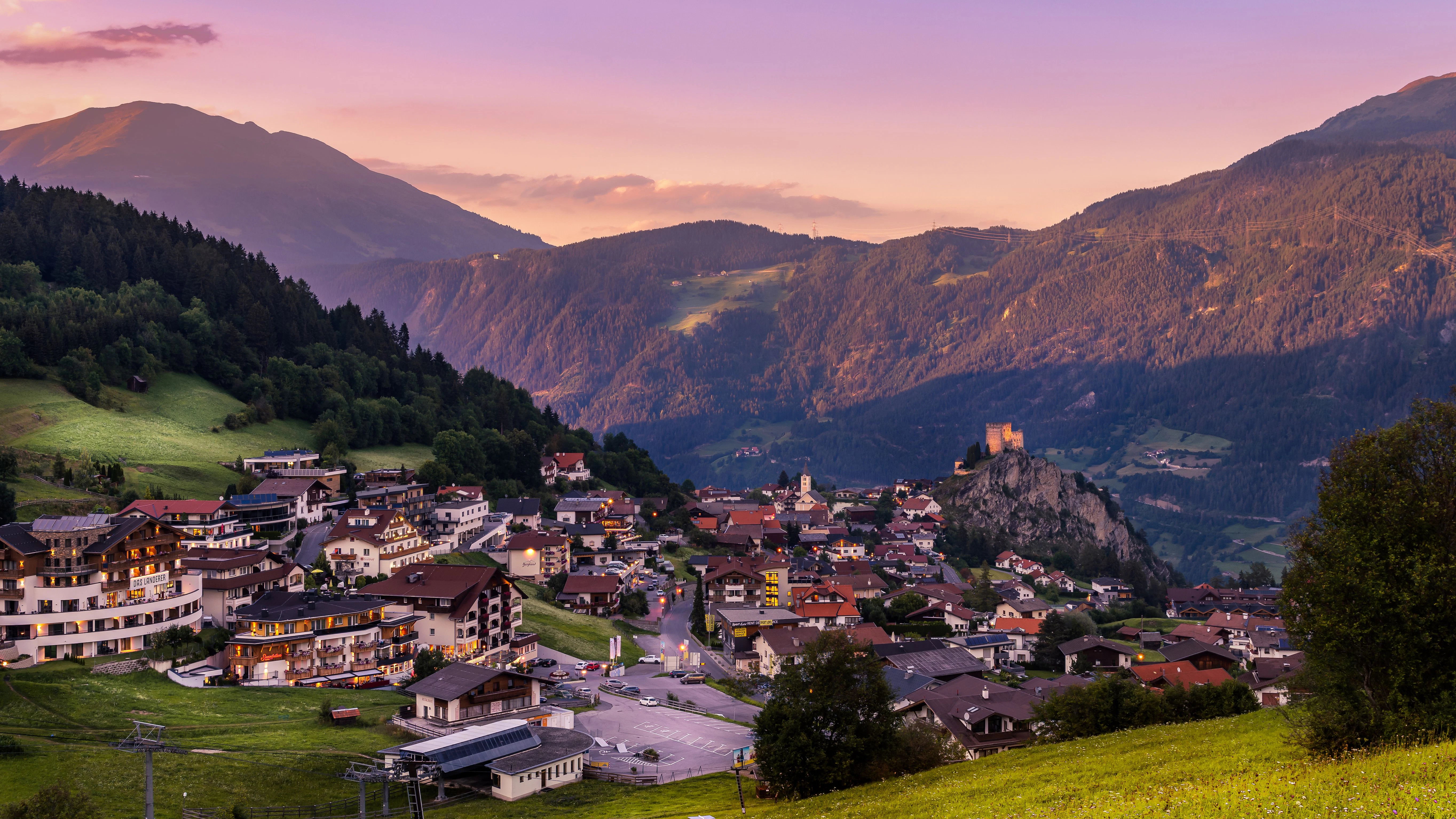 Der Angriff ereignete sich im beschaulichen Ladis in Tirol. ein Wirt attackierte hier drei Berliner mit einer Heugabel.