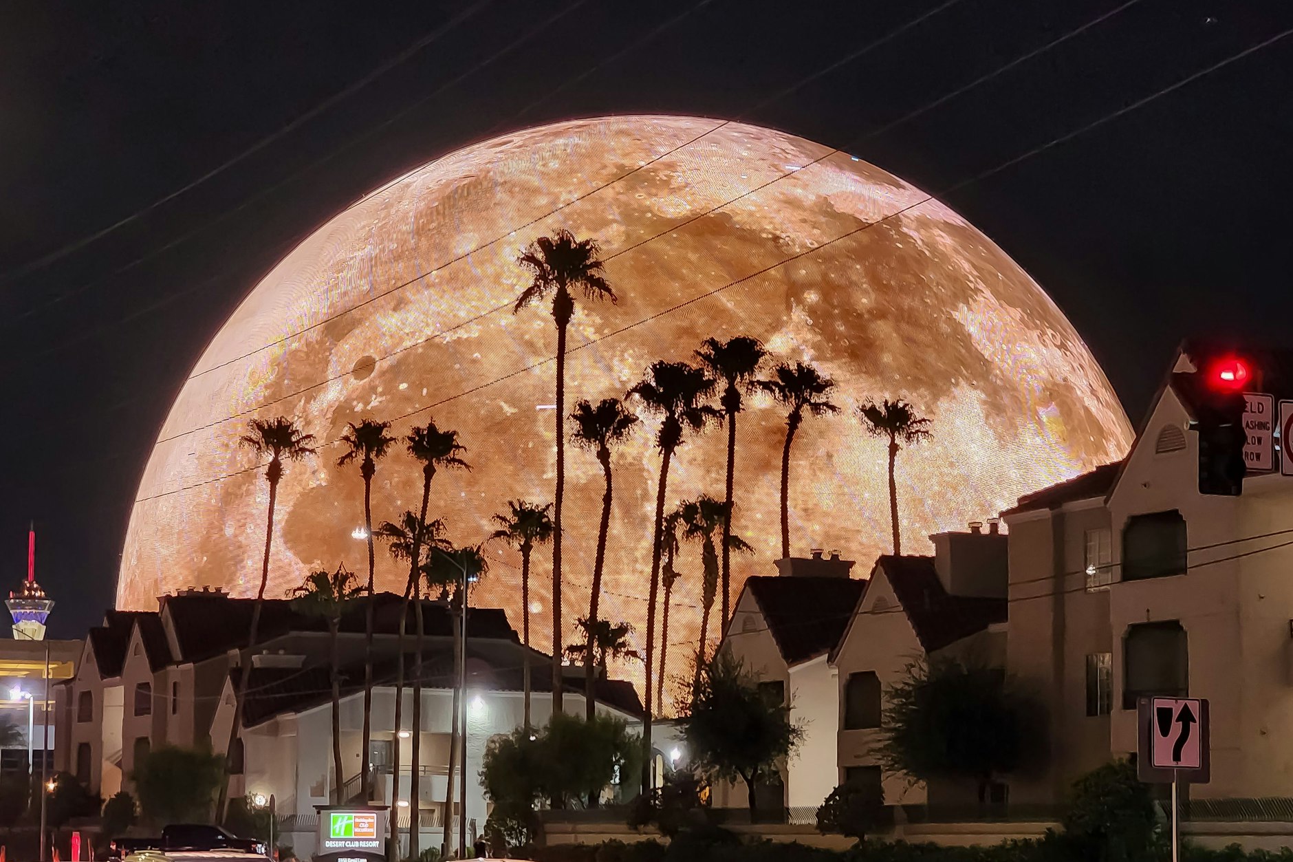 Projektionsfläche in jeder Hinsicht: Die kugelförmige Mehrzweckhalle The Sphere in Las Vegas. Ihr Bau hat rund 2,3 Milliarden Dollar verschlungen.