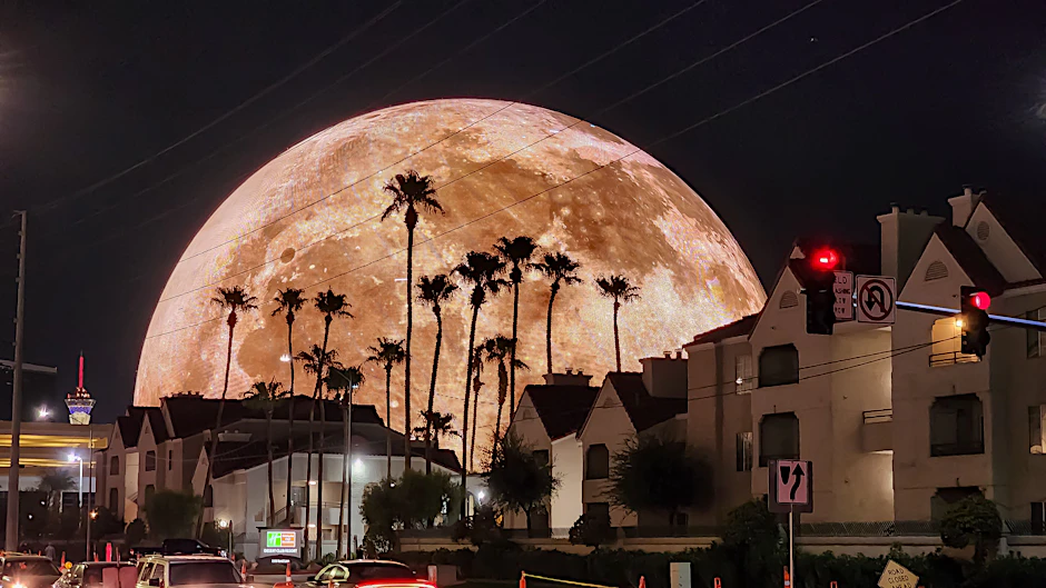 Projektionsfläche in jeder Hinsicht: Die kugelförmige Mehrzweckhalle The Sphere in Las Vegas. Ihr Bau hat rund 2,3 Milliarden Dollar verschlungen.