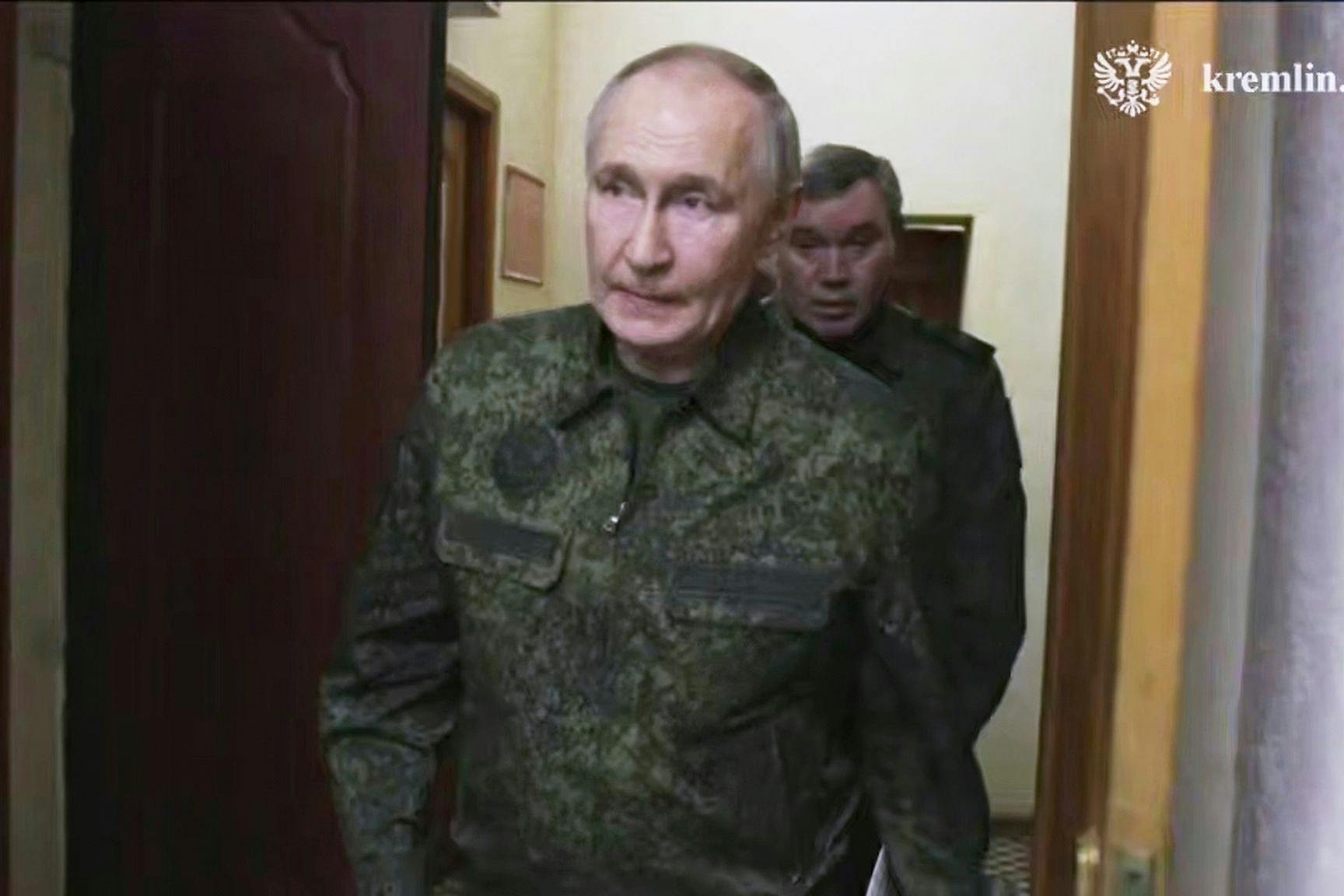 Auf diesem Bild aus einem vom Pressedienst des russischen Präsidenten veröffentlichten Video besucht Wladimir Putin das Militärhauptquartier in der Region Kursk.